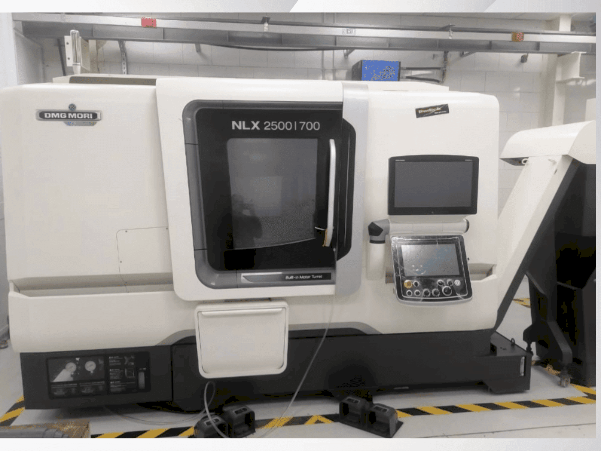 Frontansicht der DMG MORI NLX 2500/700  Maschine