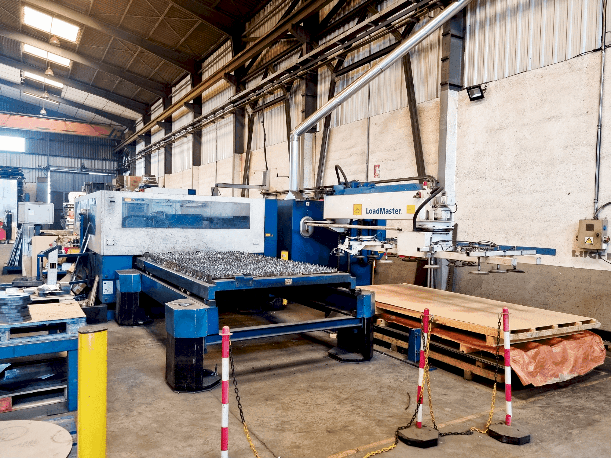 Frontansicht der TRUMPF Trumatic 3050  Maschine