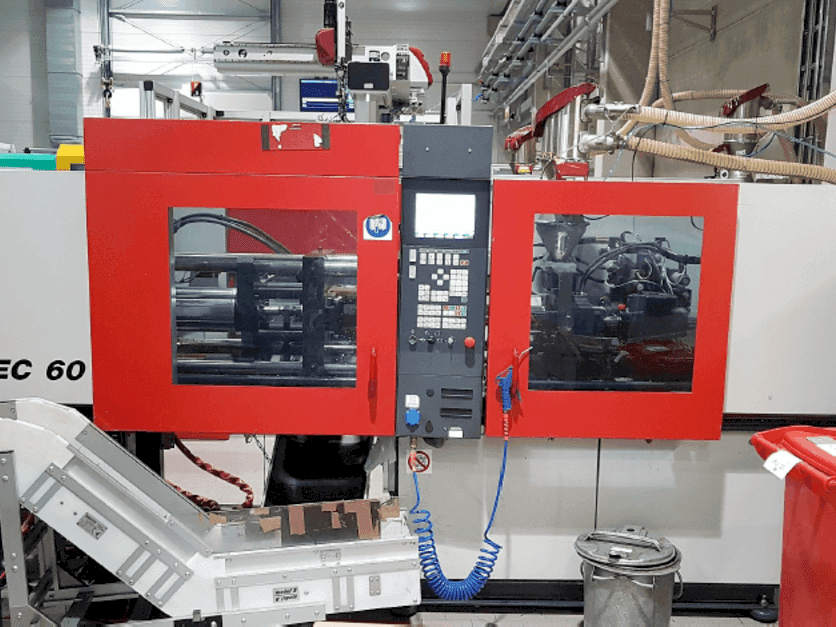 Frontansicht der FERROMATIK MILACRON 600-355 K-TEC  Maschine