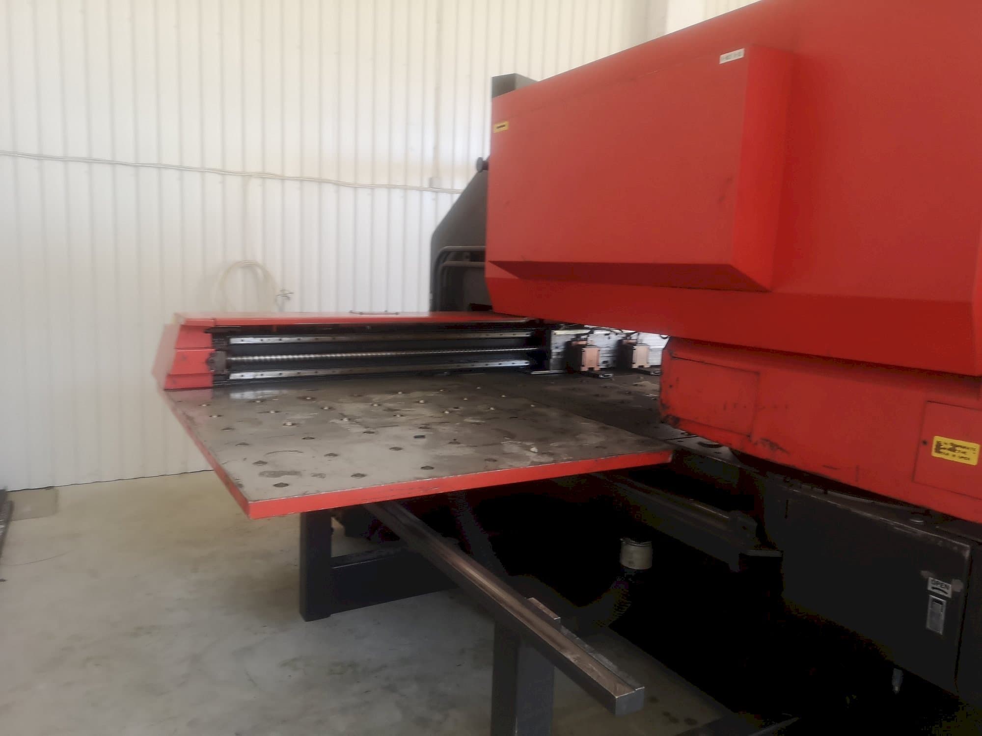 Frontansicht der AMADA   Maschine