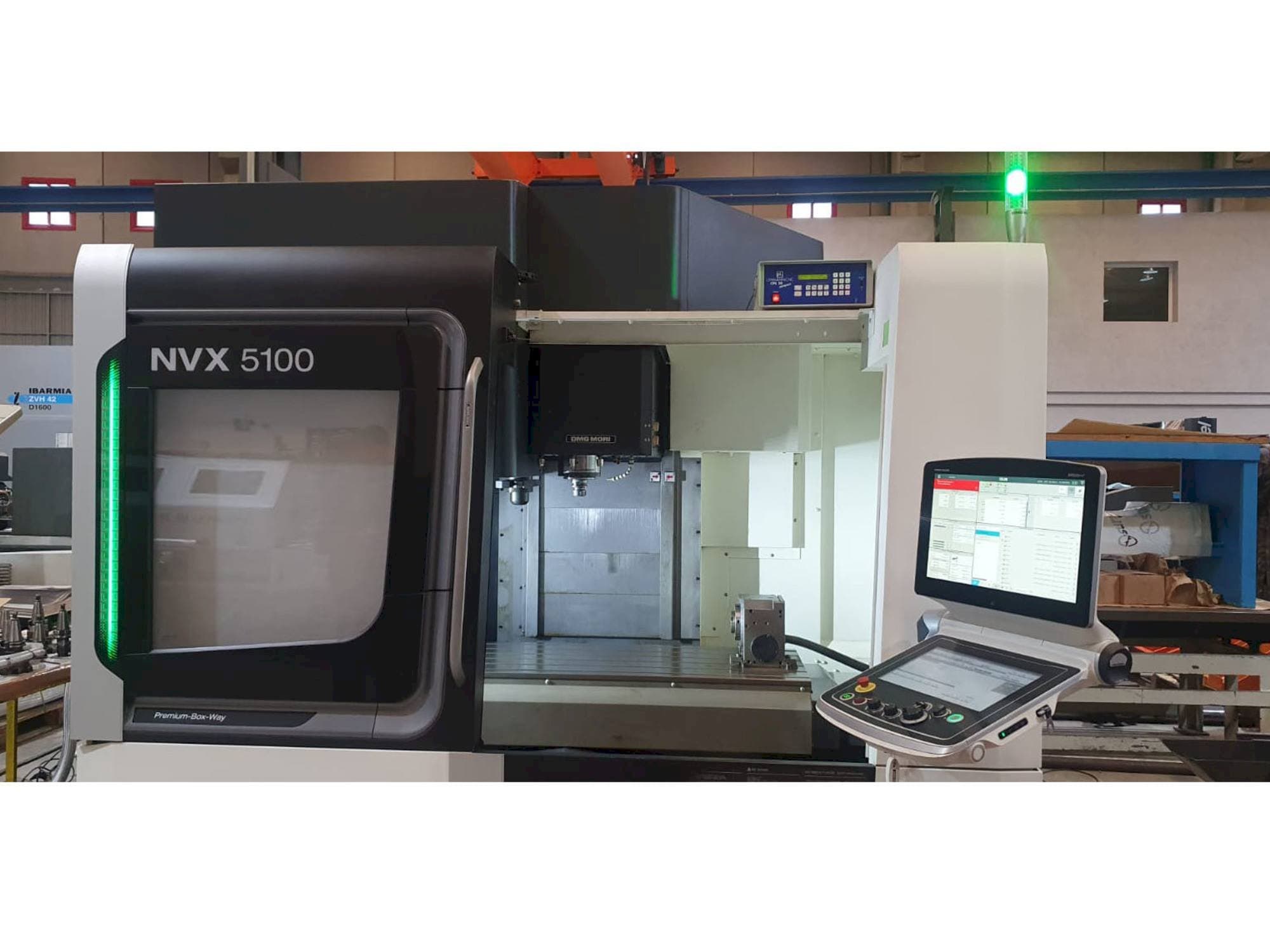 Frontansicht der DMG MORI NVX 5100/40  Maschine