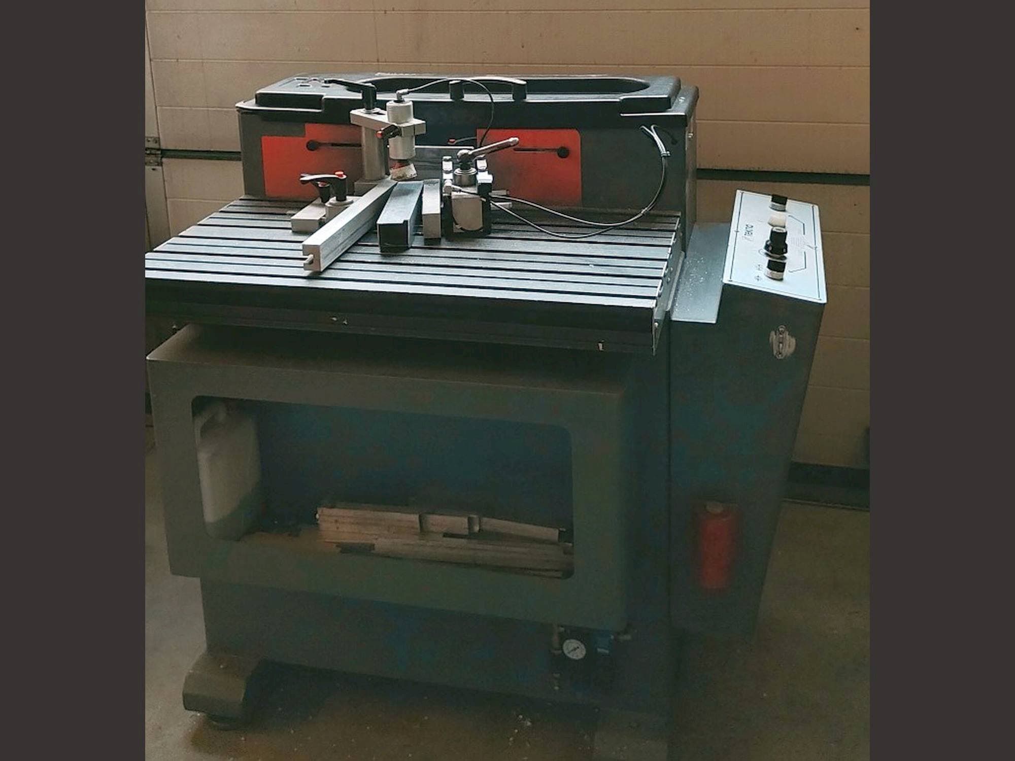 Linke Seitenansicht der Tekna TK661  Maschine