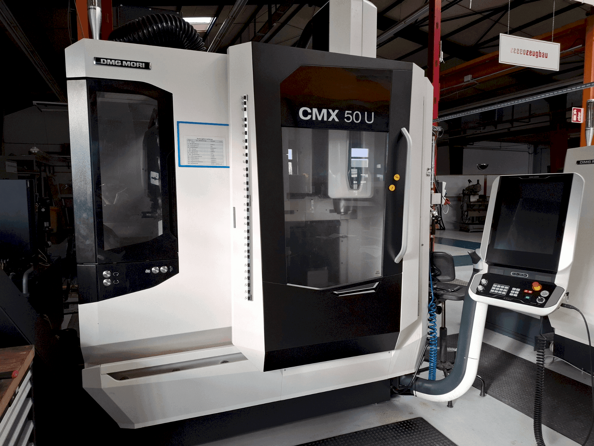 Frontansicht der DMG MORI CMX 50U  Maschine