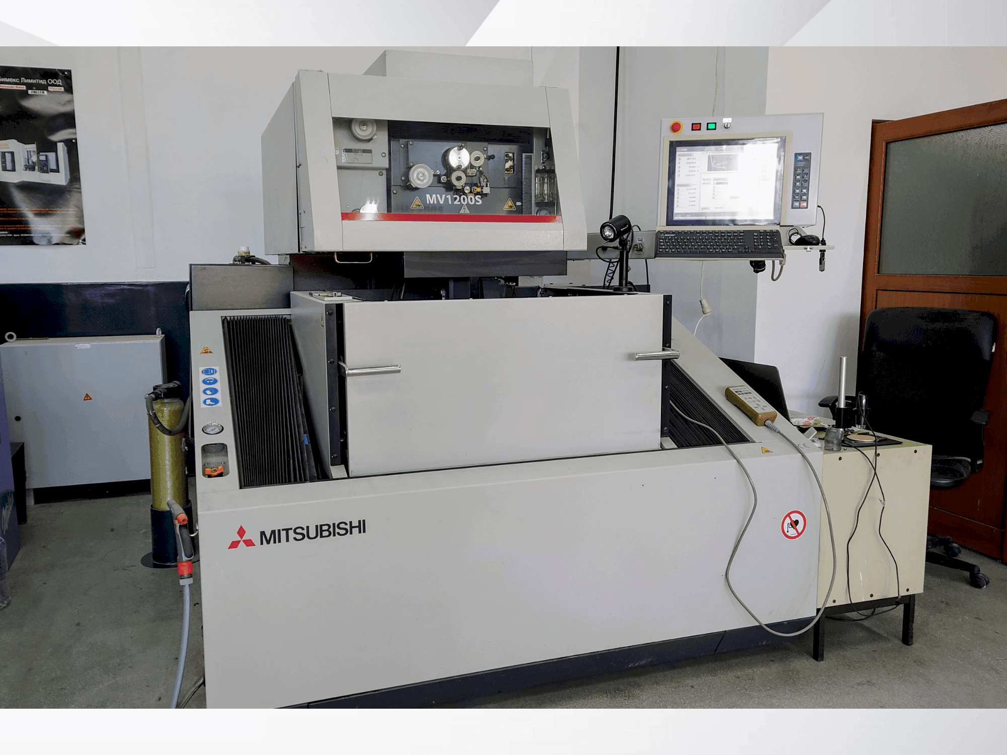 Frontansicht der Mitsubishi MV1200S  Maschine