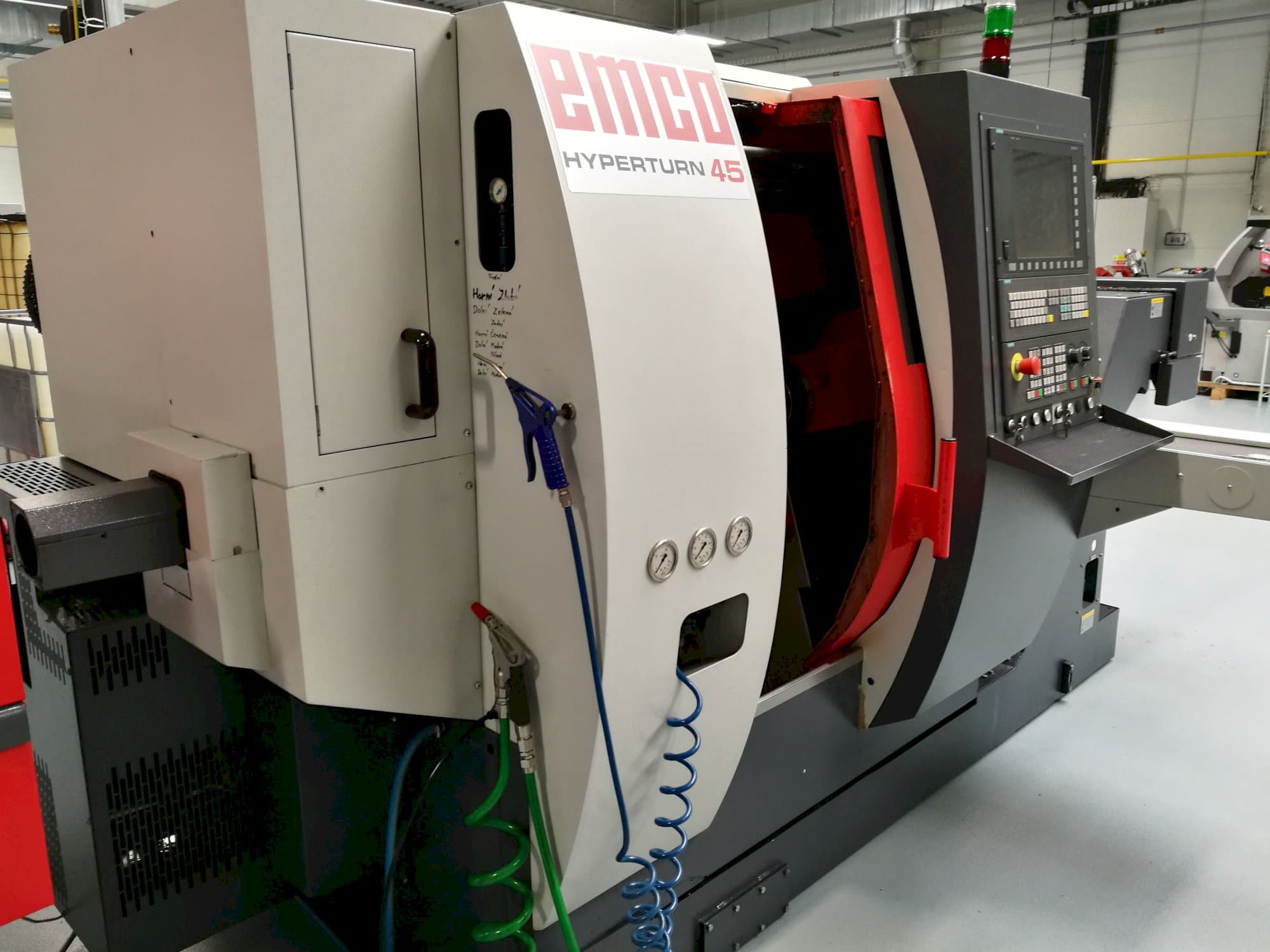 Linke Ansicht der EMCO HYPERTURN 45 Maschine