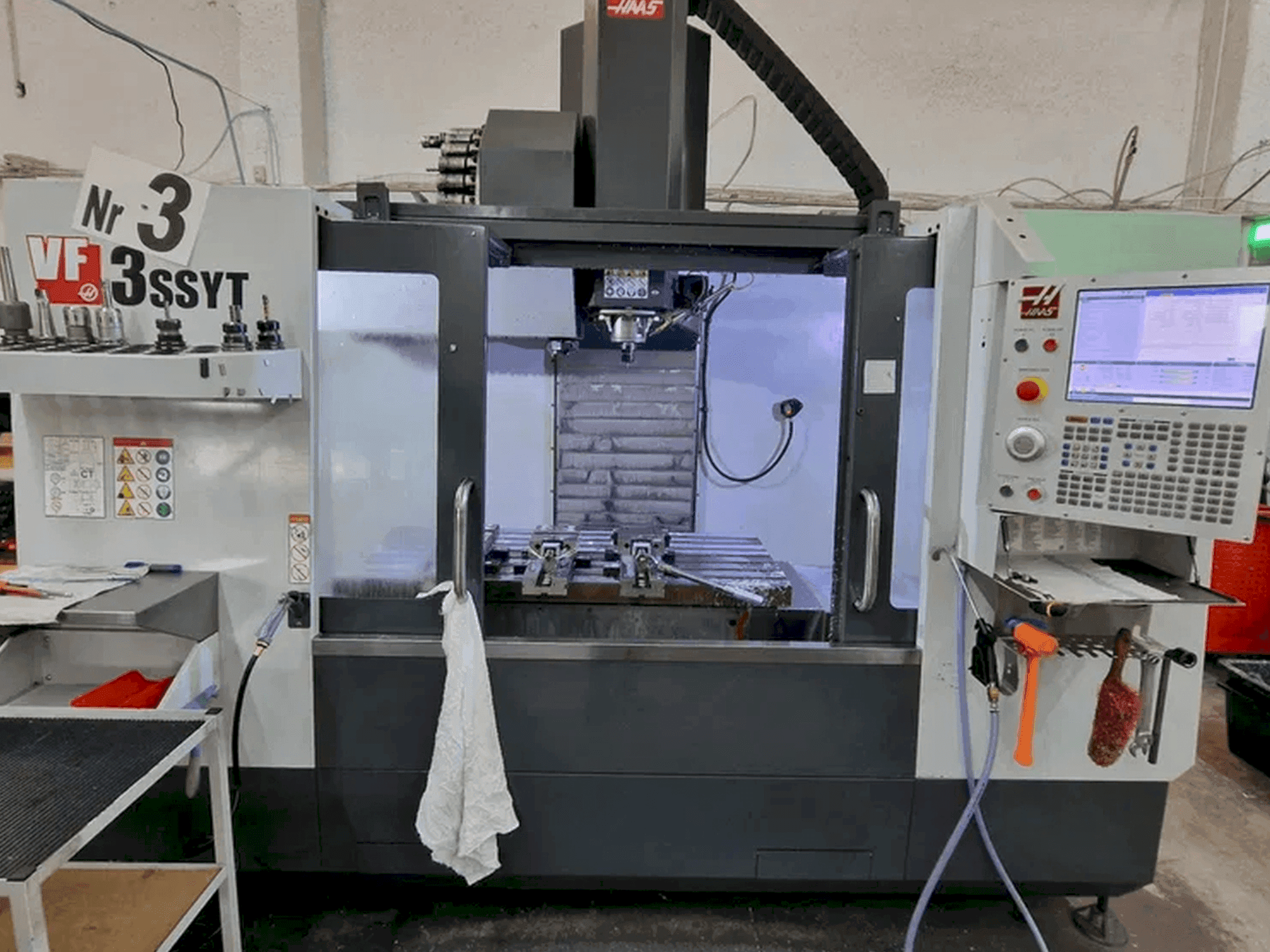 Frontansicht der HAAS VF-3 SSYT  Maschine