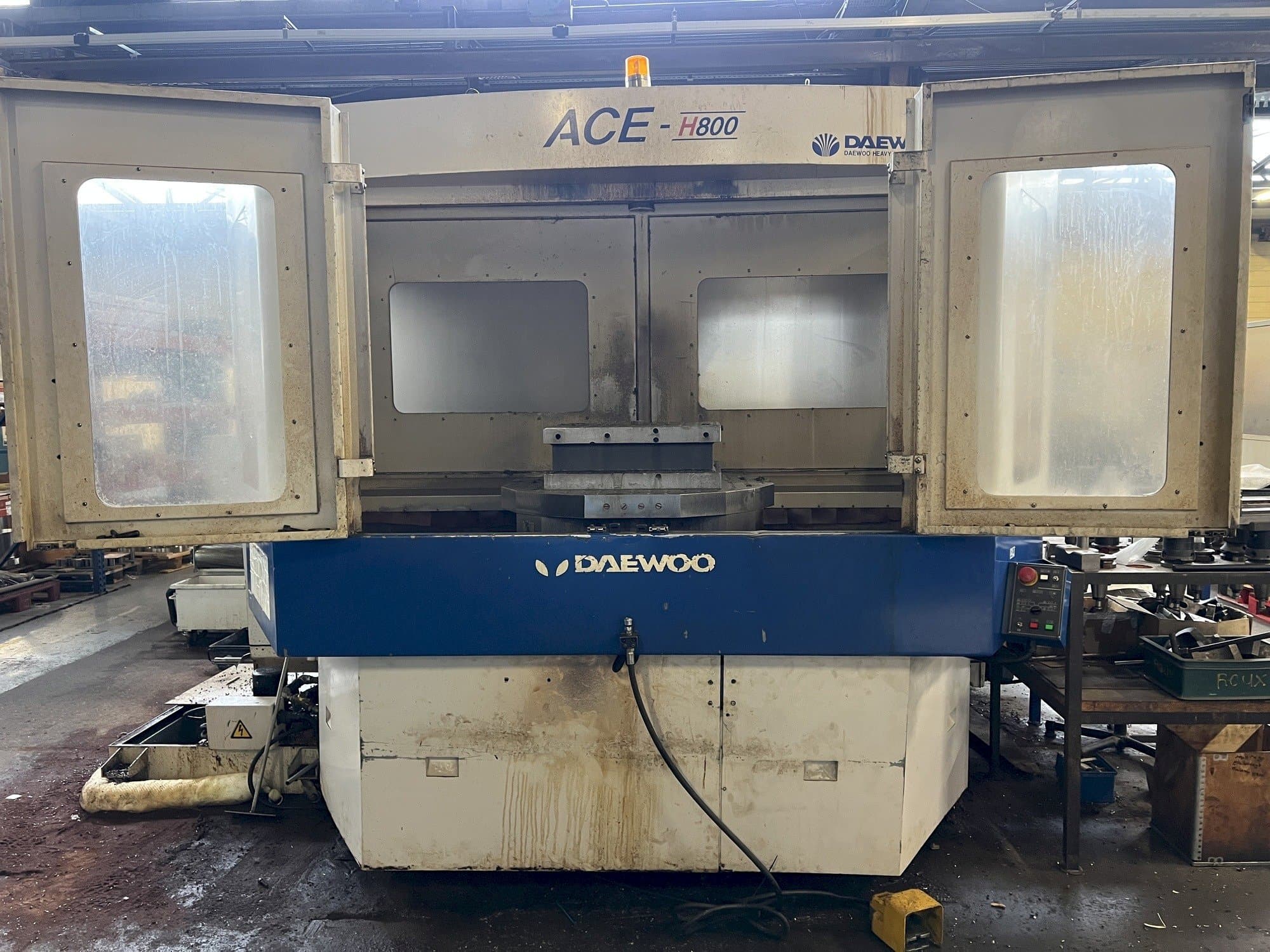 Frontansicht der DAEWOO ACE H800  Maschine