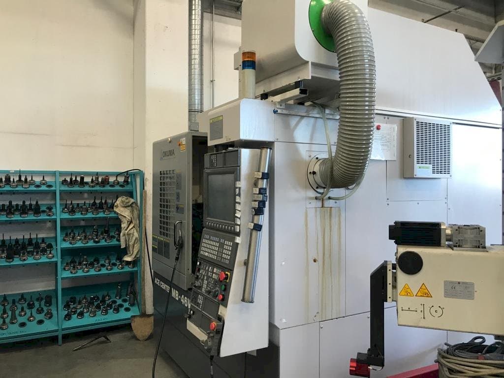 Rechte Seitenansicht der Okuma MB 46 VAE  Maschine