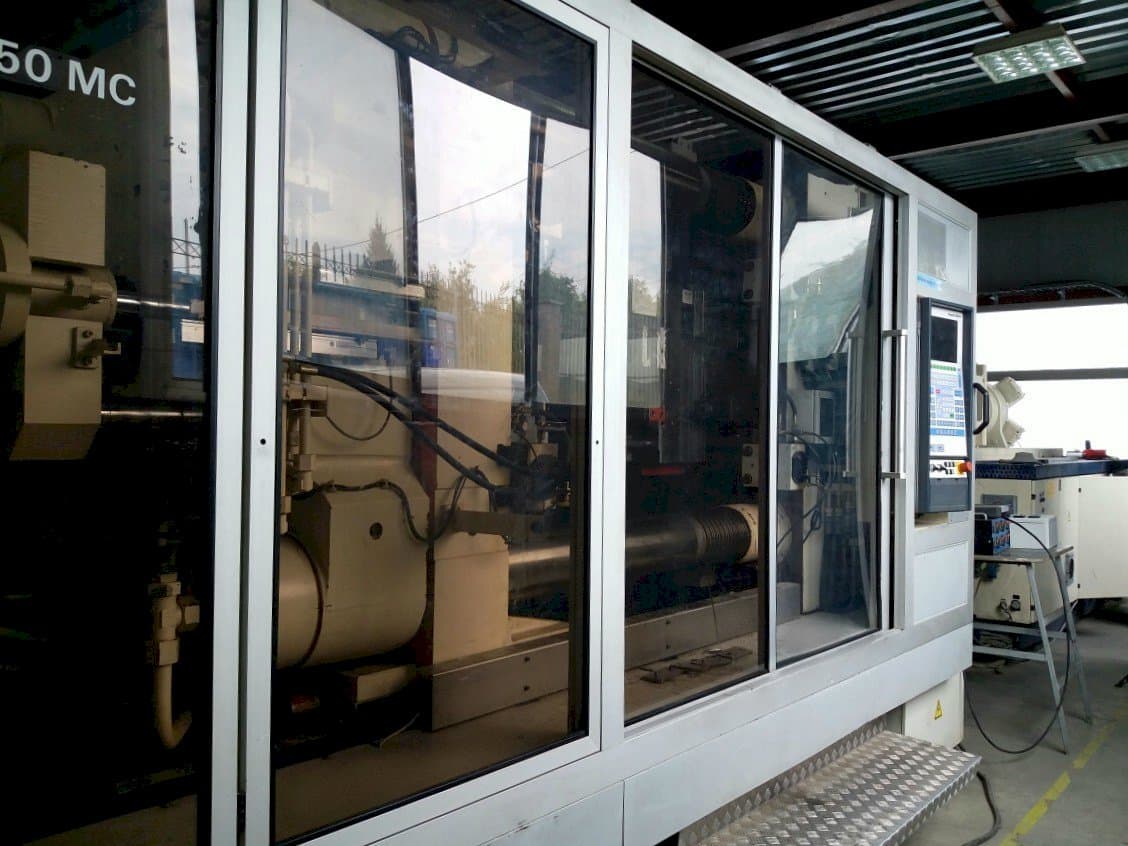 Frontansicht der Krauss Maffei KM 800/1330 MC  Maschine