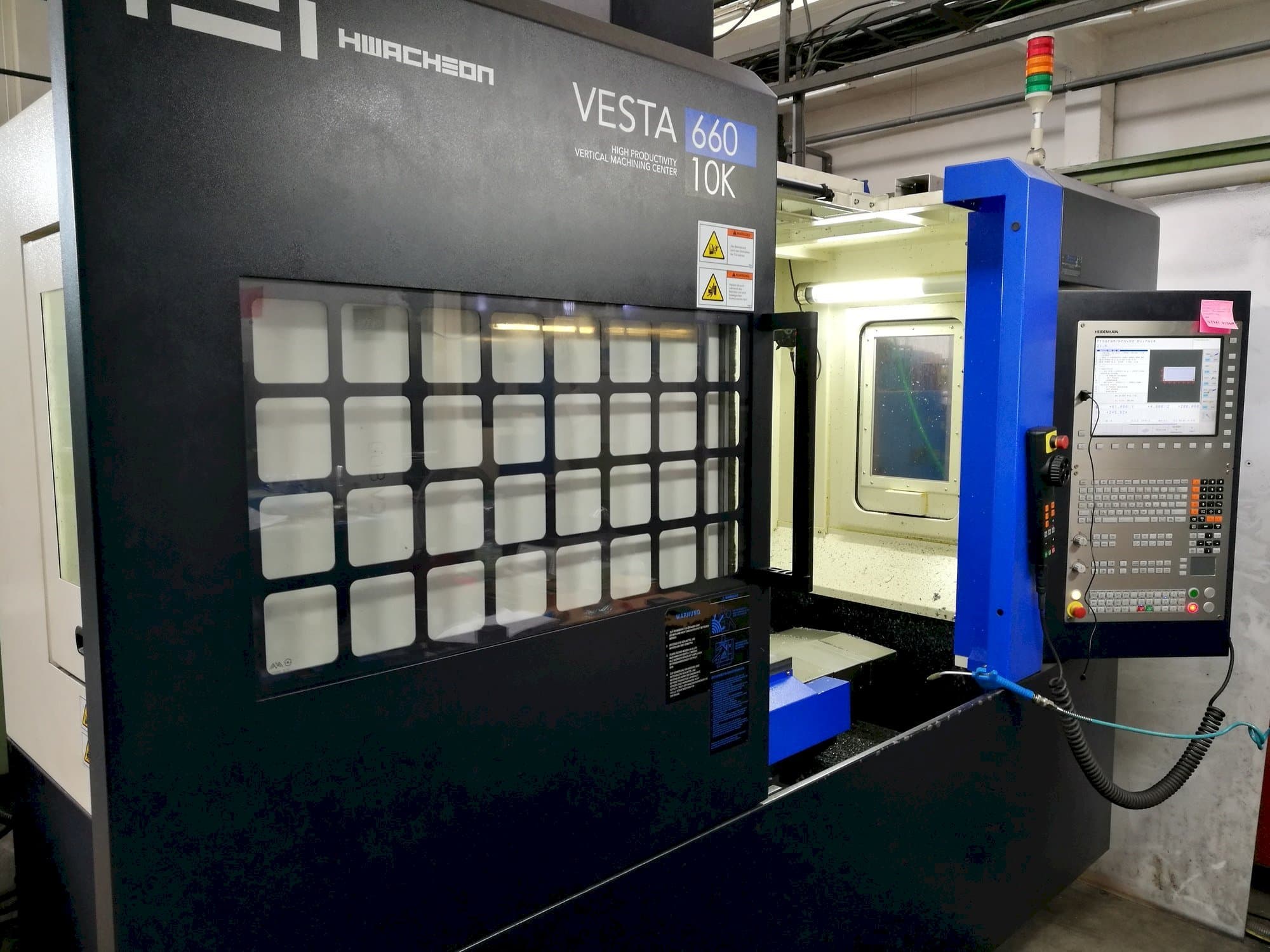 Frontansicht der HWACHEON Vesta-600  Maschine