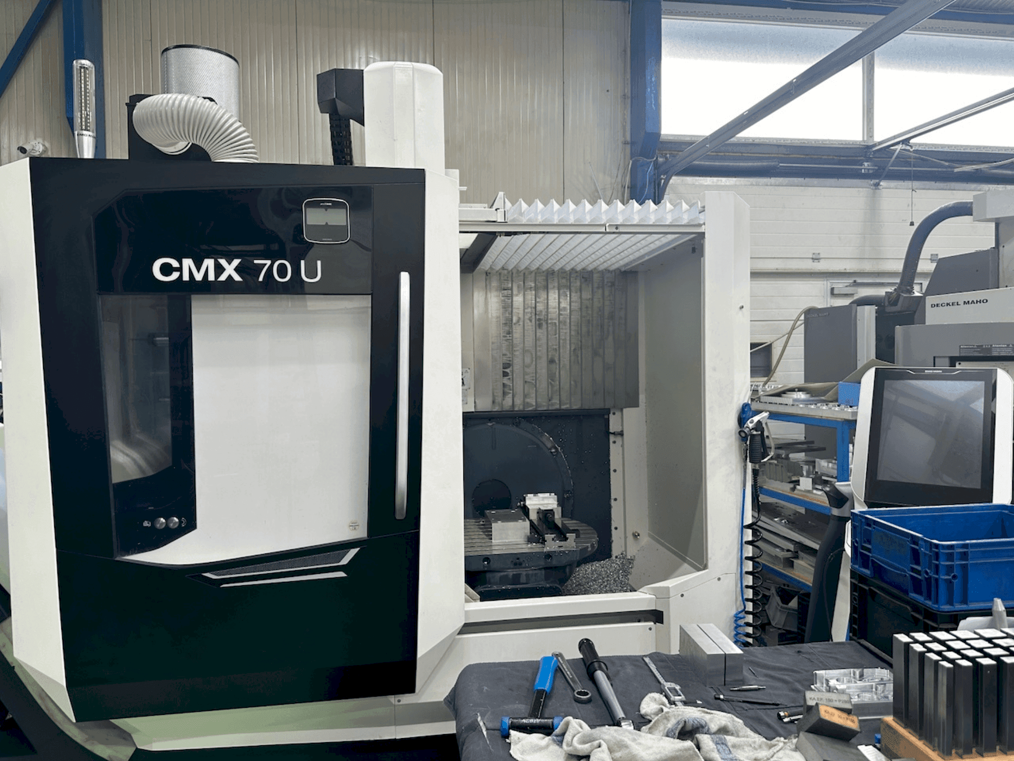 Frontansicht der DMG MORI CMX 70 U Maschine