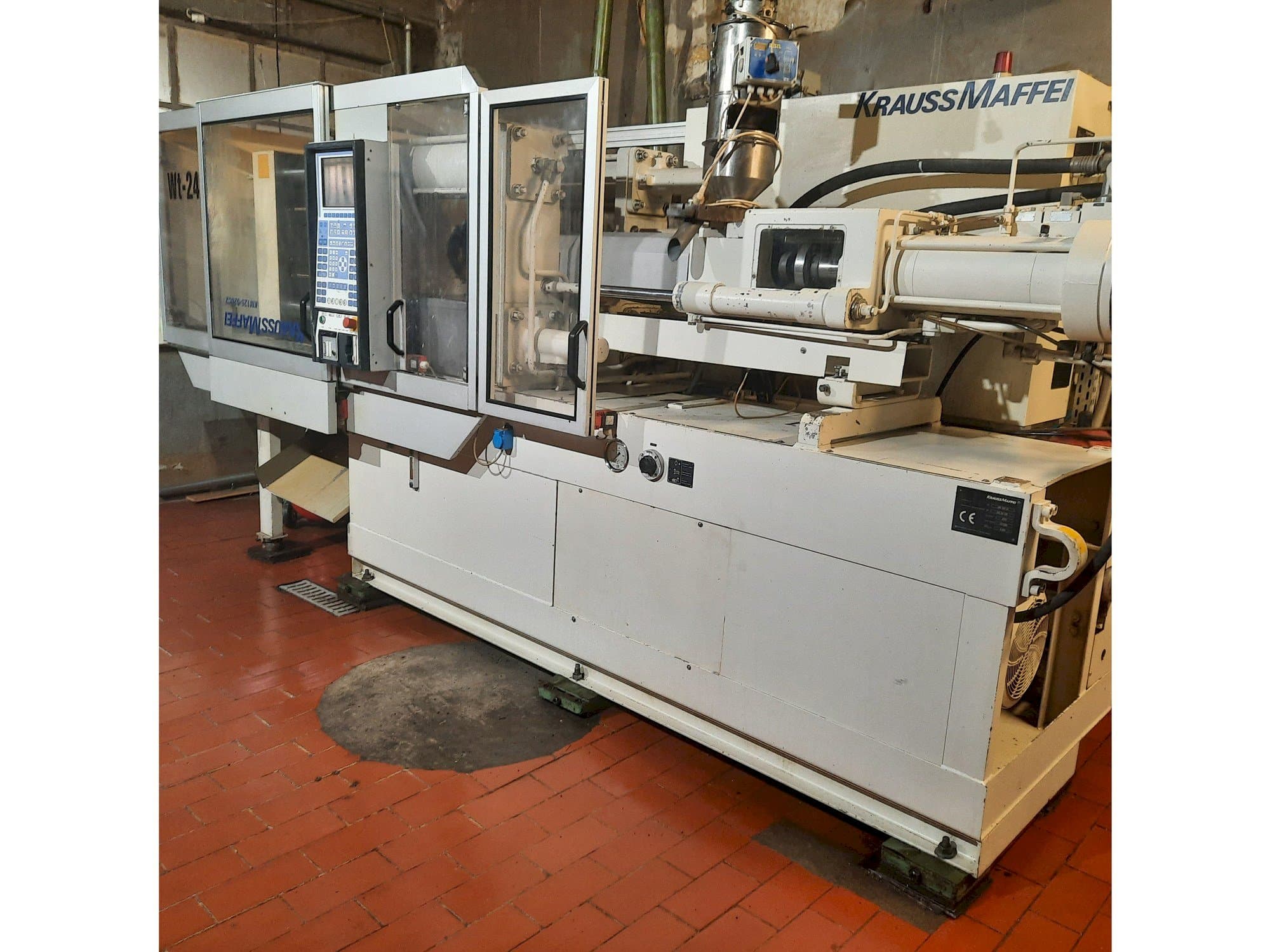 Frontansicht der Krauss Maffei KM 125-520 C2  Maschine