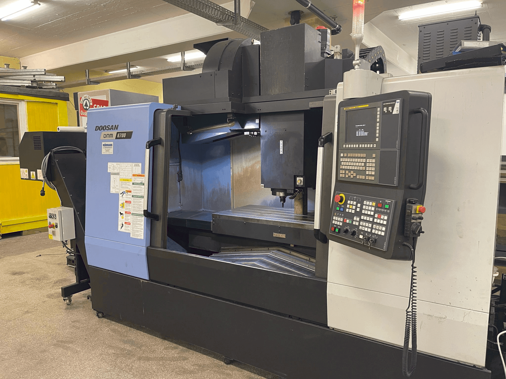Frontansicht der DOOSAN DNM 6700  Maschine