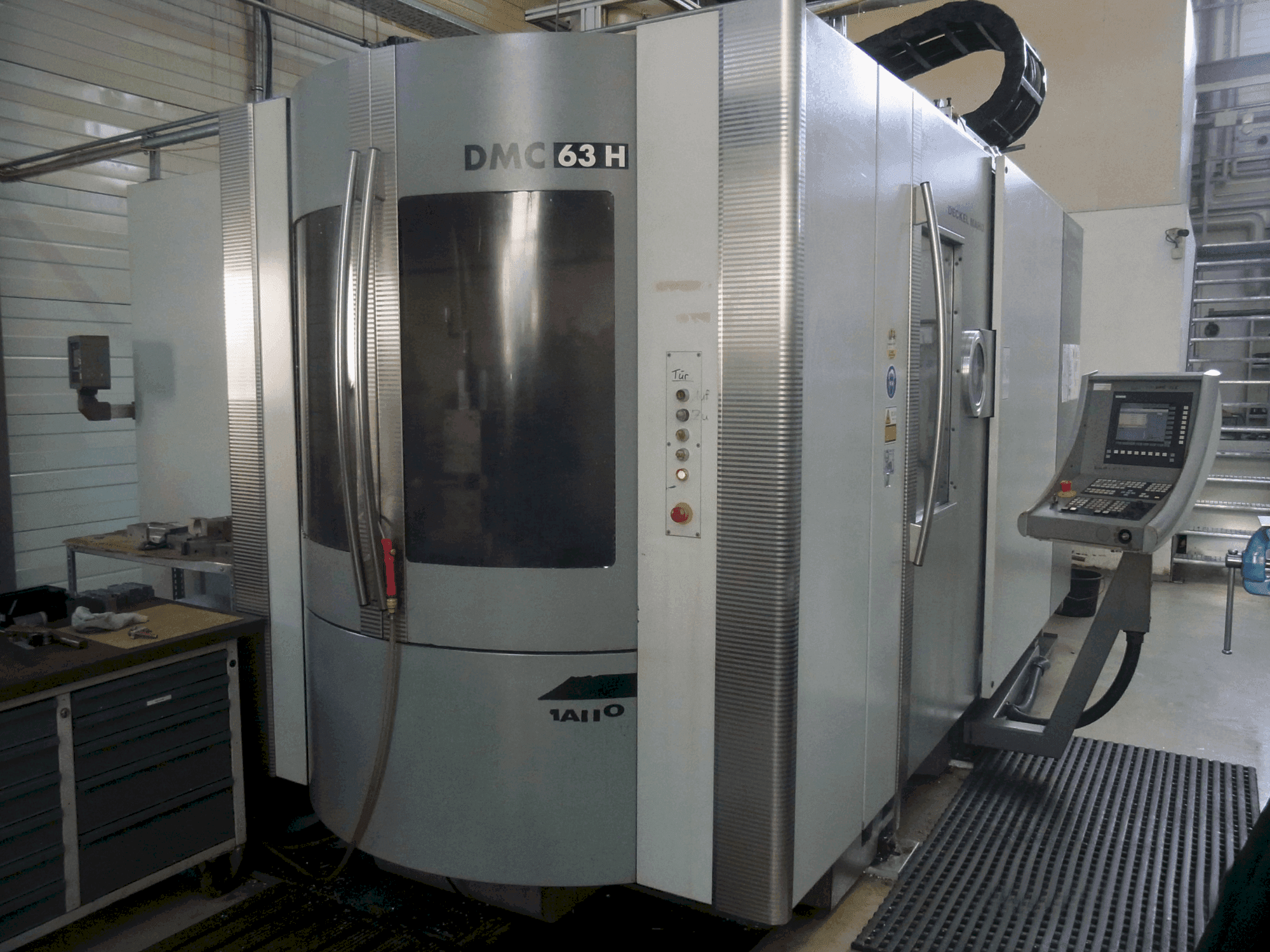 Frontansicht der DECKEL MAHO DMC 63 H  Maschine