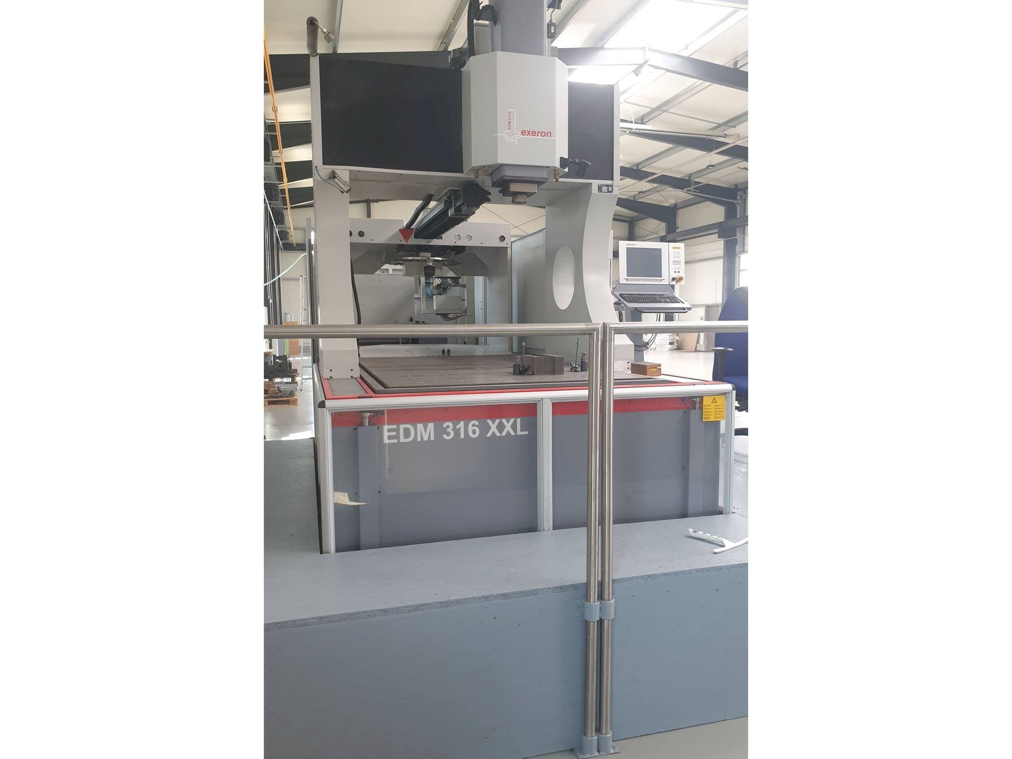 Frontansicht der Exeron 316 XXL  Maschine