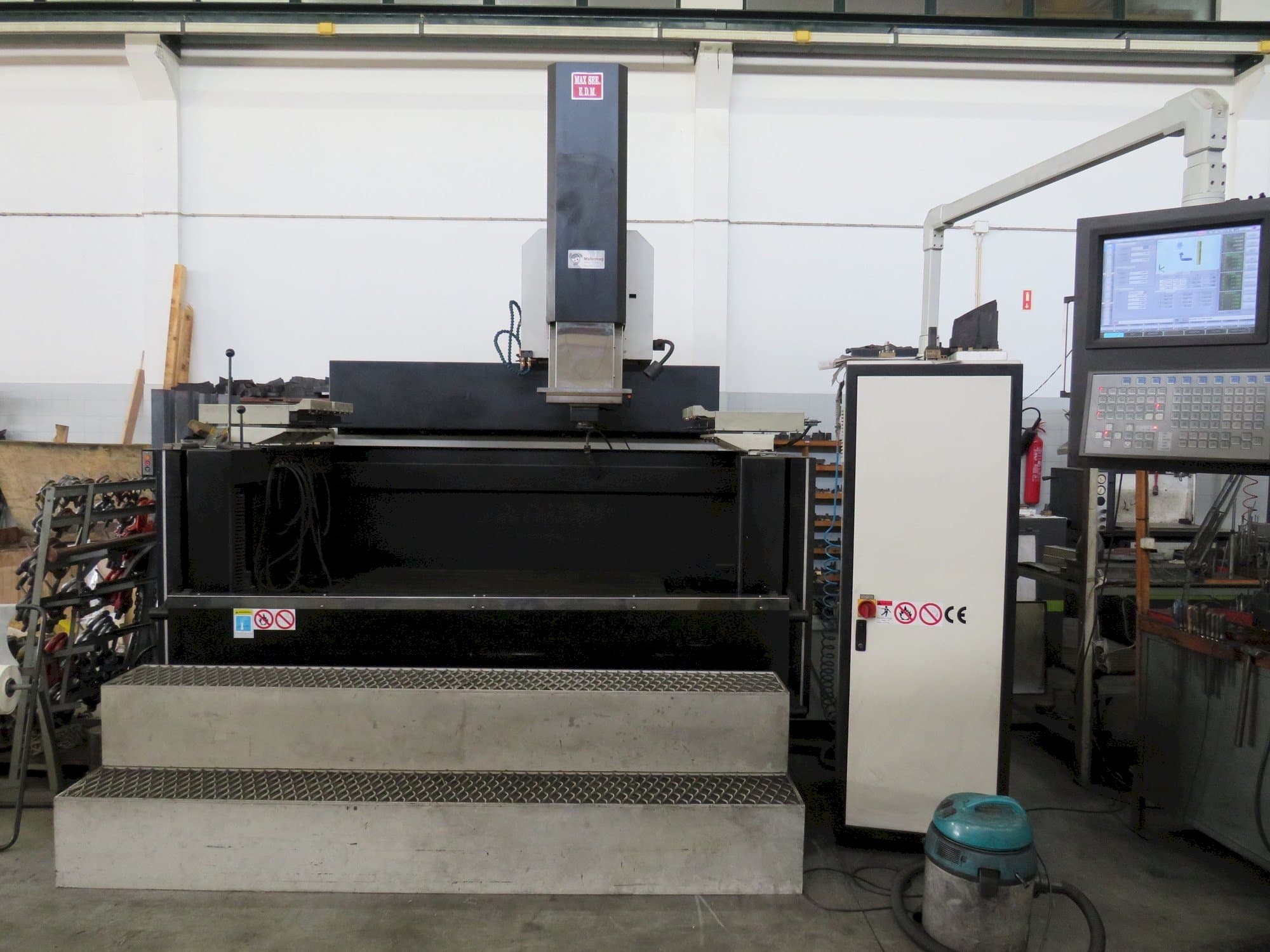 Frontansicht der MAXSEE INDUSTRY CNC P66 100A  Maschine