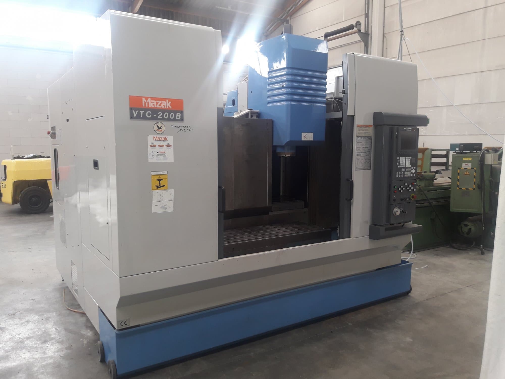 Frontansicht der Mazak VTC-200B Maschine