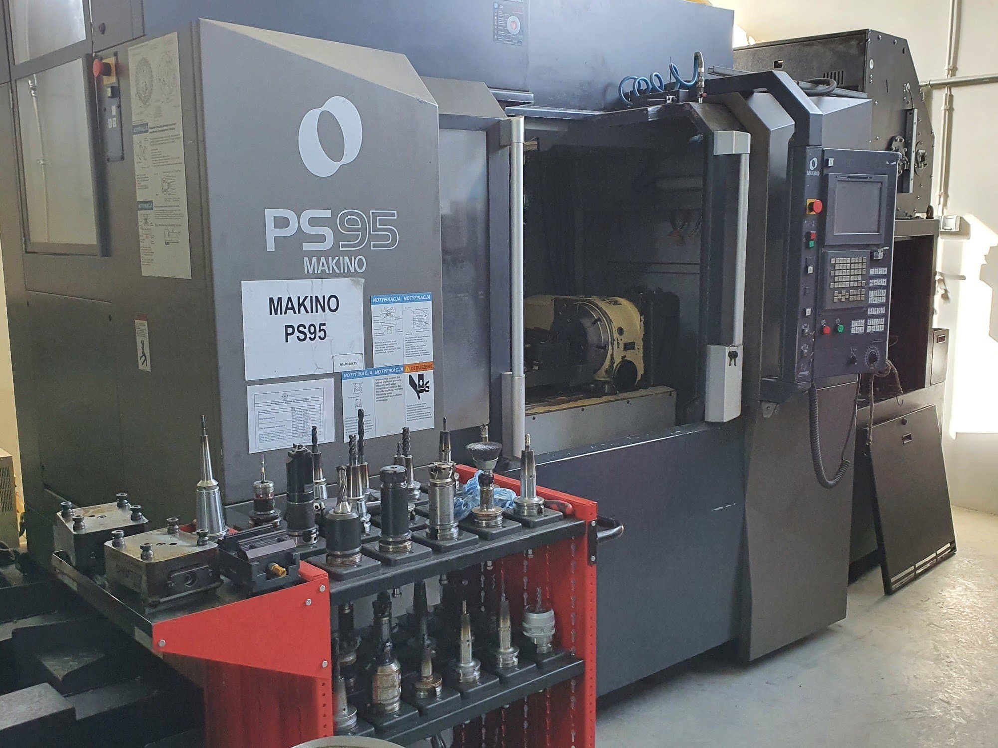 Frontansicht der Makino PS95 Maschine
