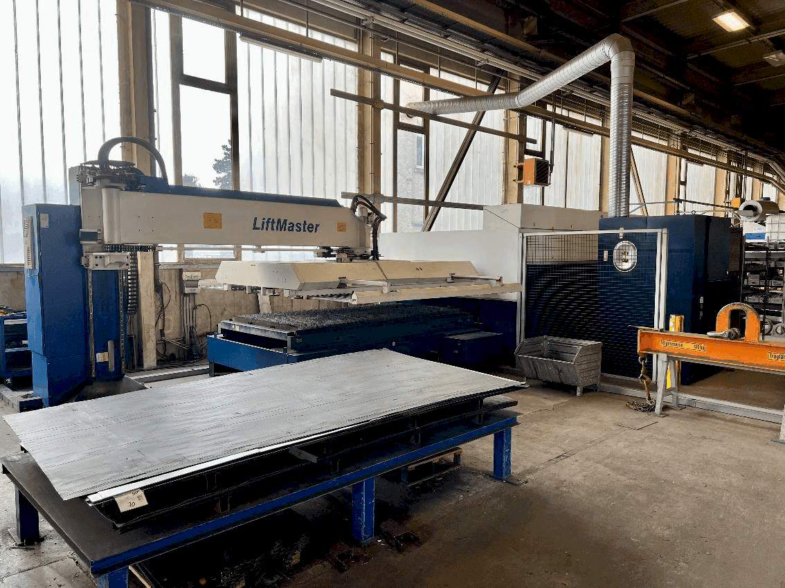 Frontansicht der TRUMPF TruLaser 3030 Fiber  Maschine