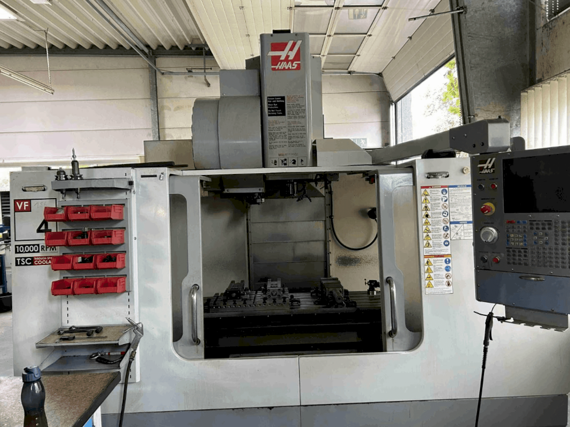 Frontansicht der HAAS VF4 BHE  Maschine