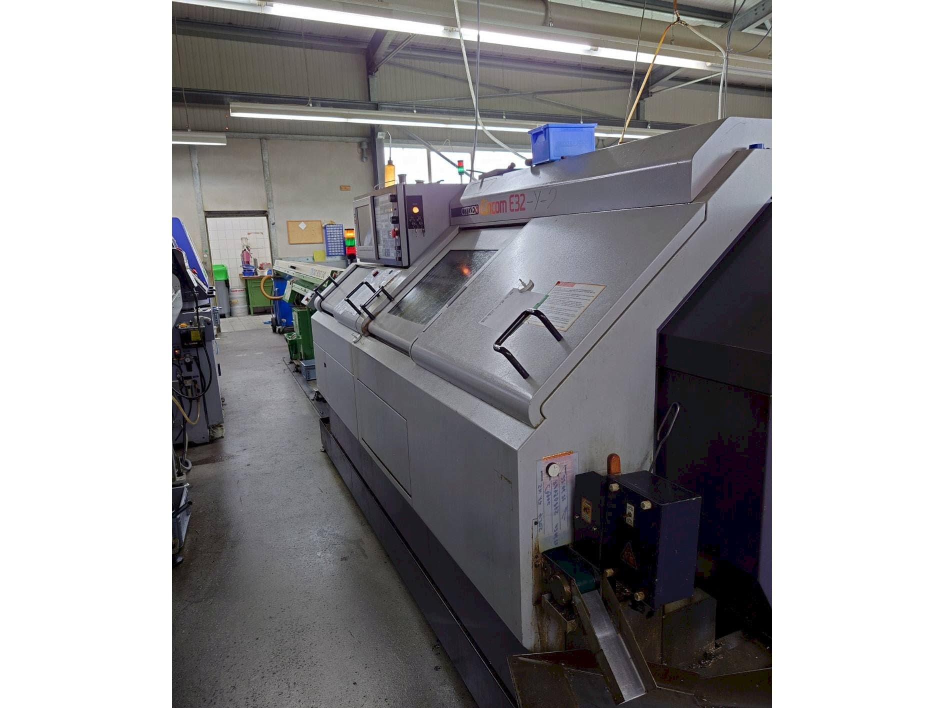 Rechte Seitenansicht der Citizen E32-Y-2  Maschine