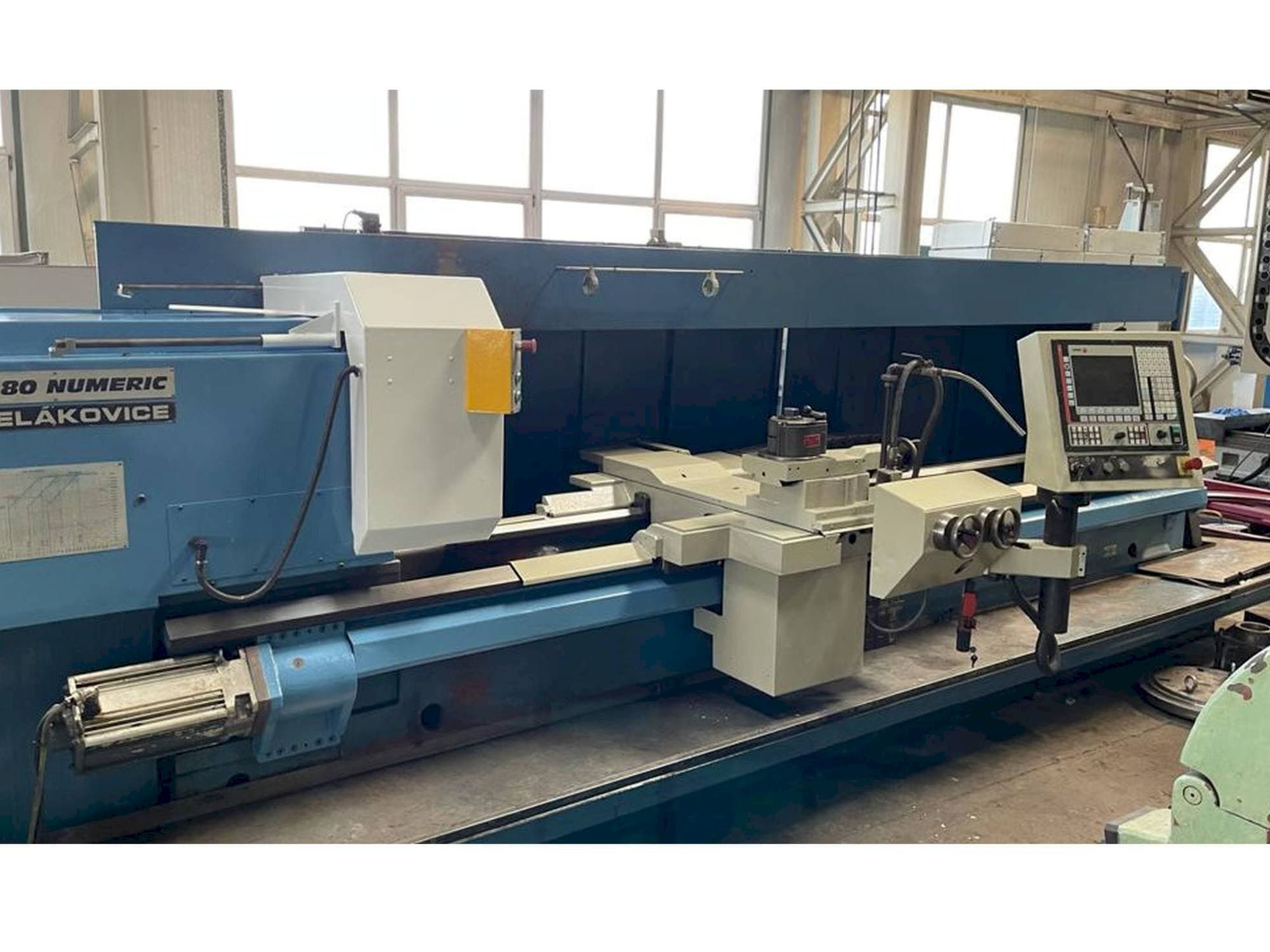 Frontansicht der TOS SUA 80 / 3500 Maschine