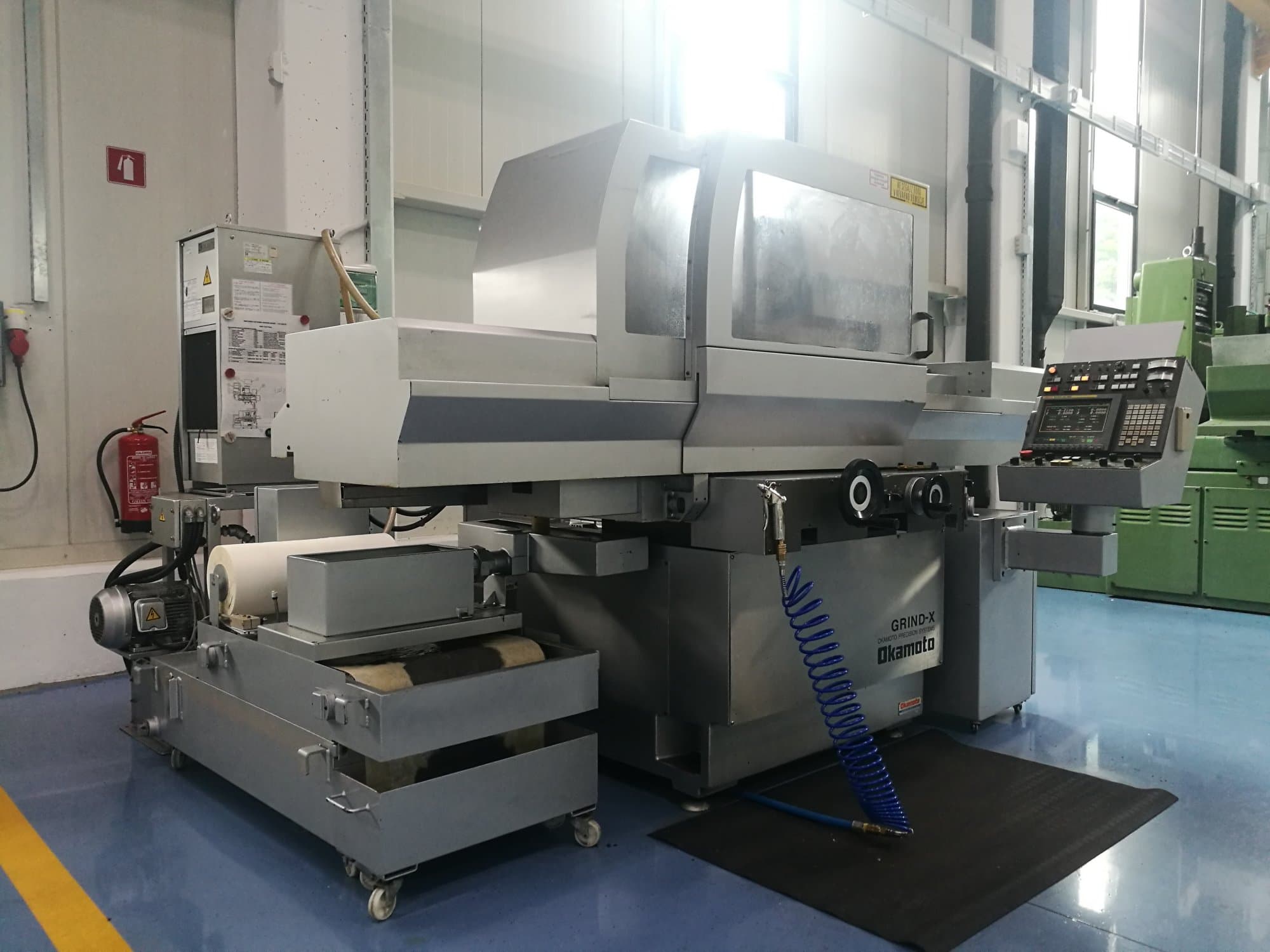 Linke Ansicht der OKAMOTO UPZ-525 NC II Maschine