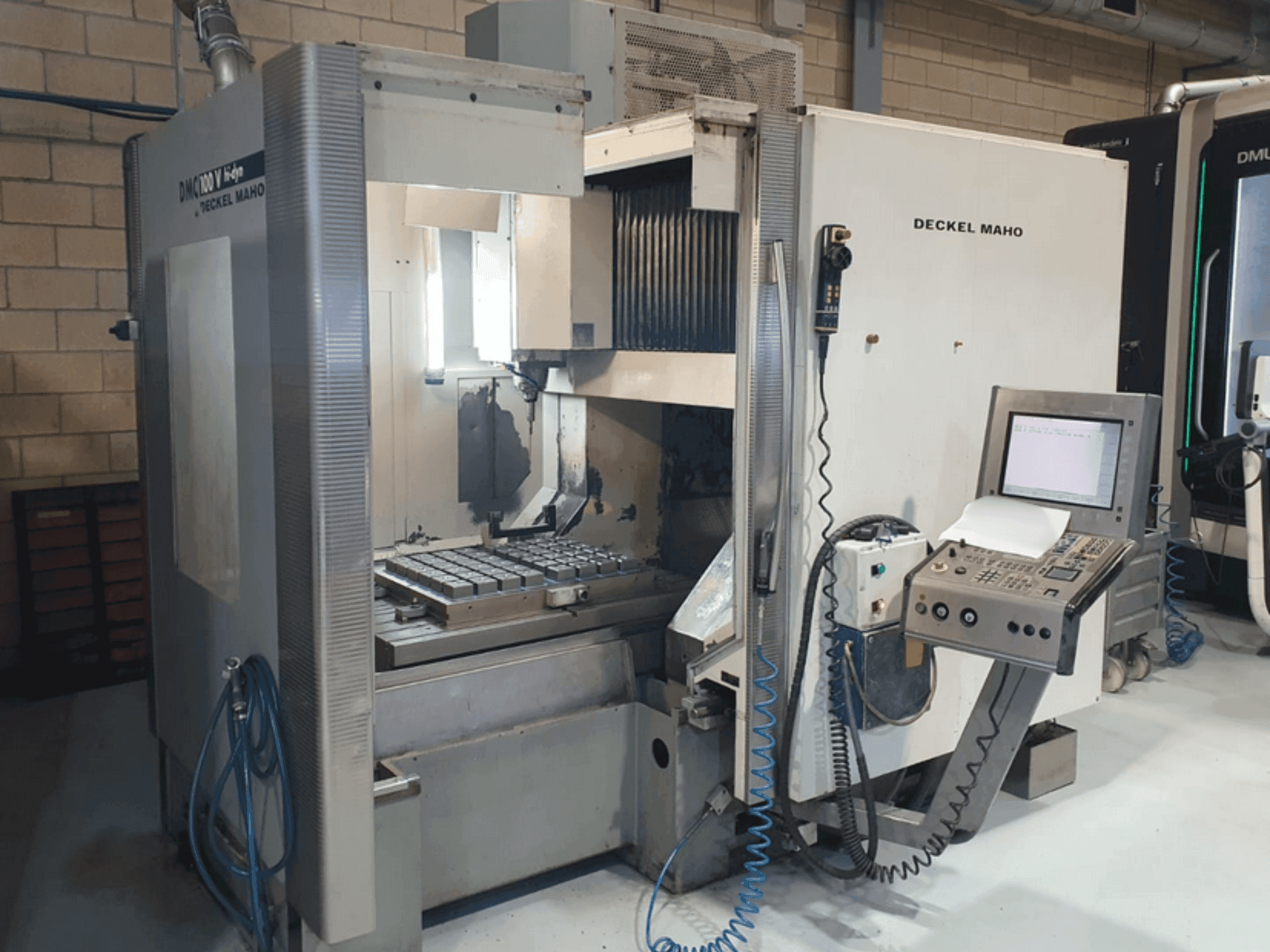 Frontansicht der DECKEL MAHO DMC 100V hi-dyn  Maschine