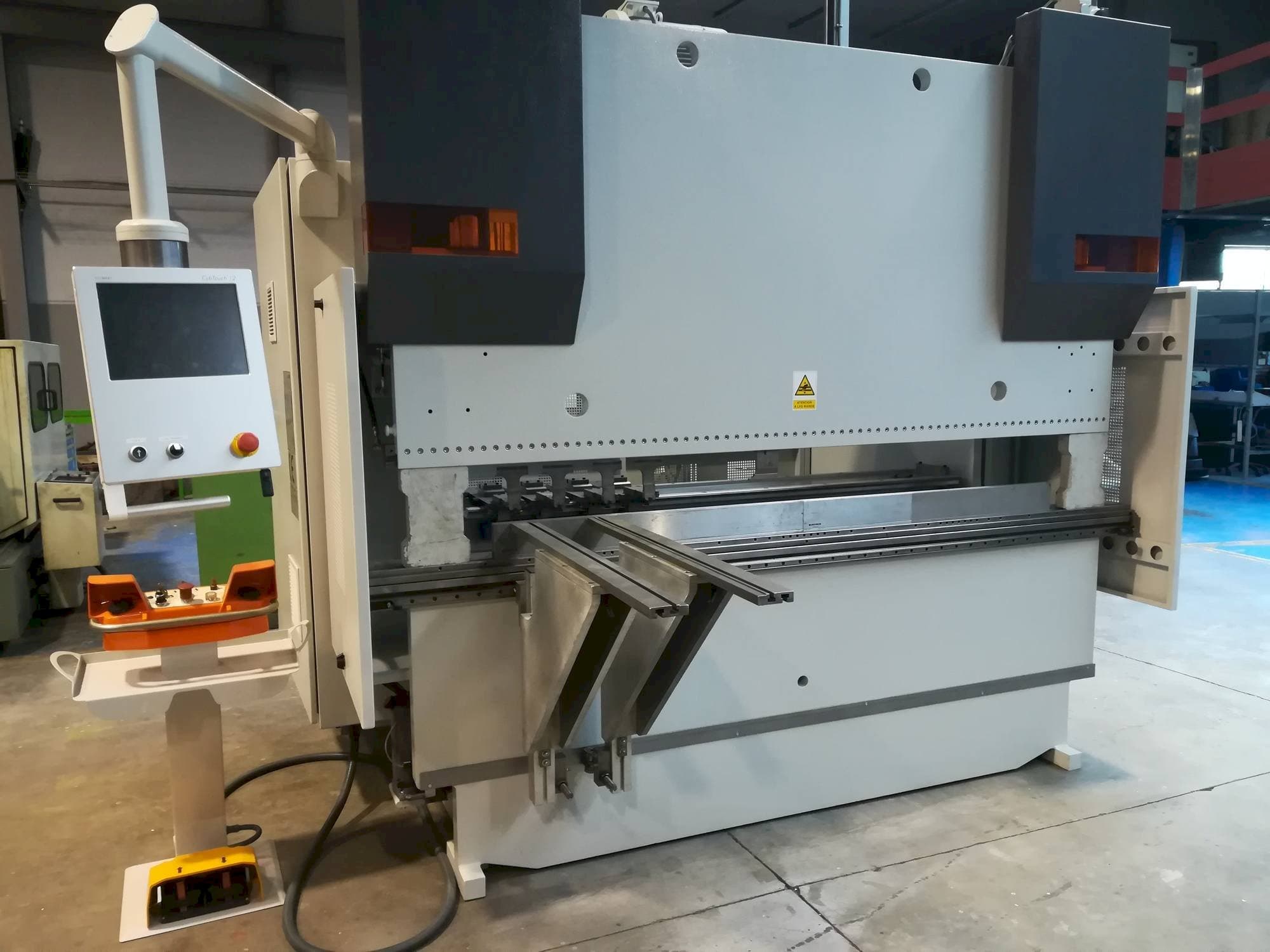 Frontansicht der LVD LVD PPEB 80/25 CAD-CNC  Maschine