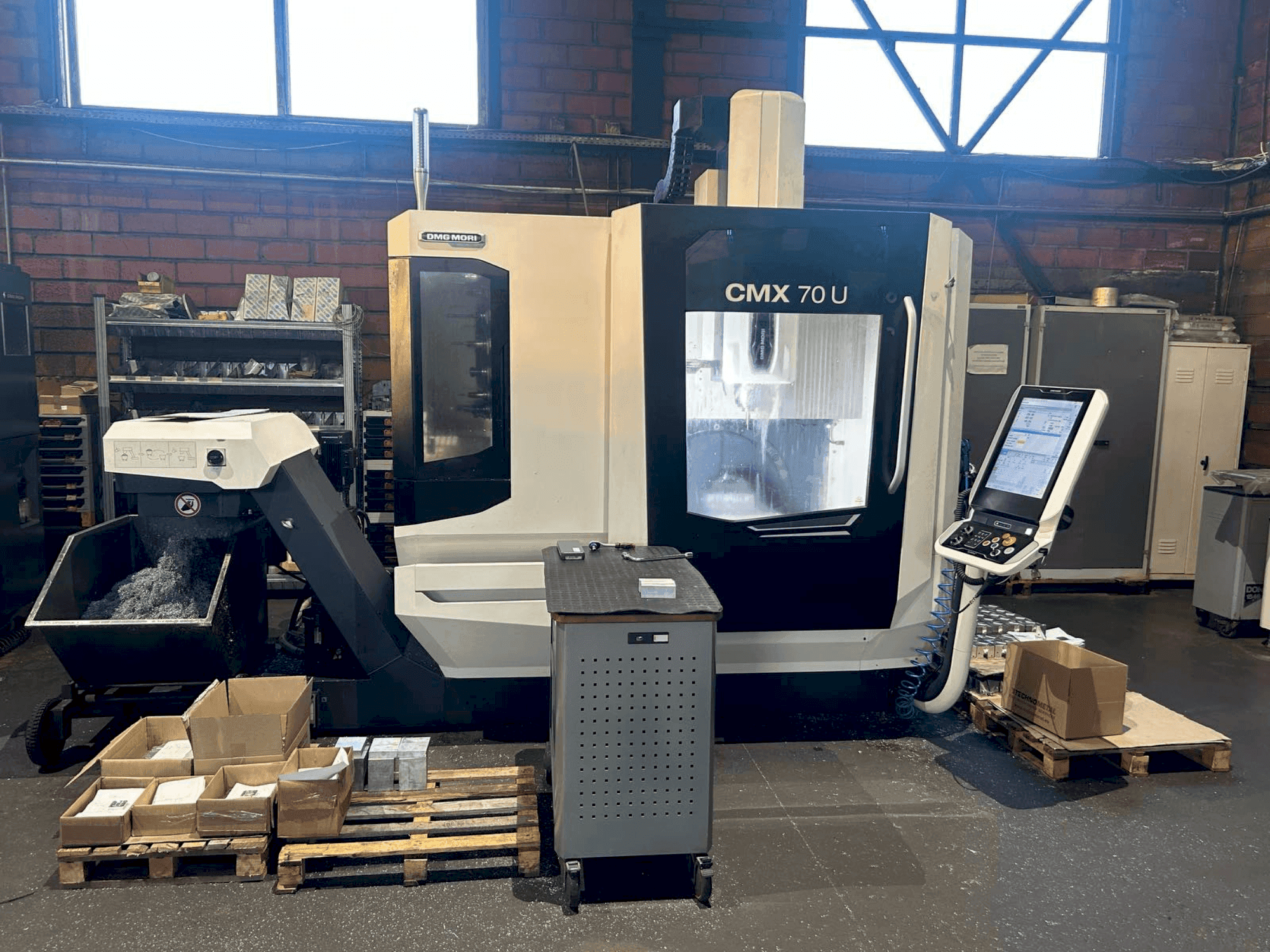 Frontansicht der DMG MORI CMX 70U (2022)  Maschine