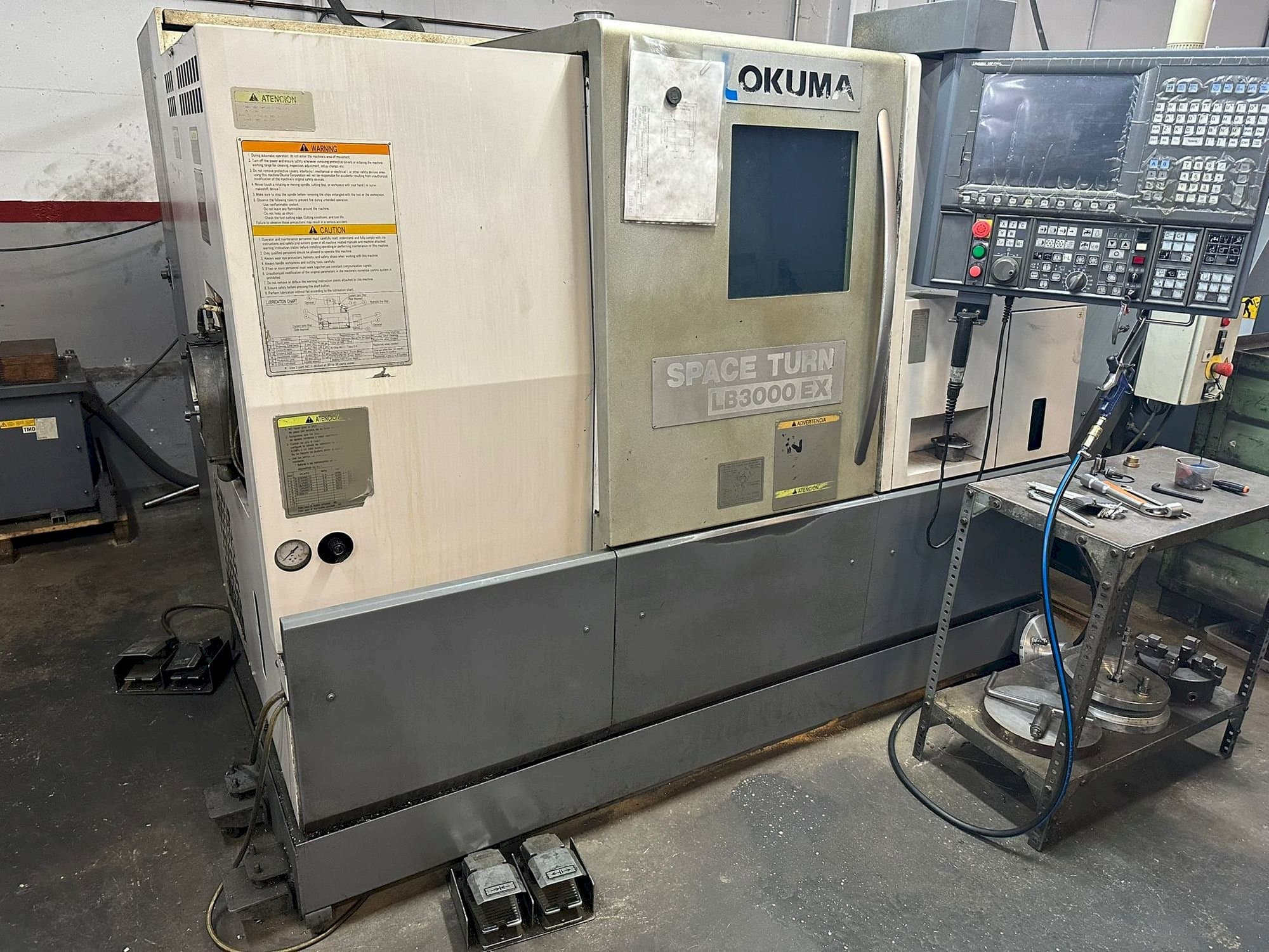 Frontansicht der Okuma LB 3000EX  Maschine
