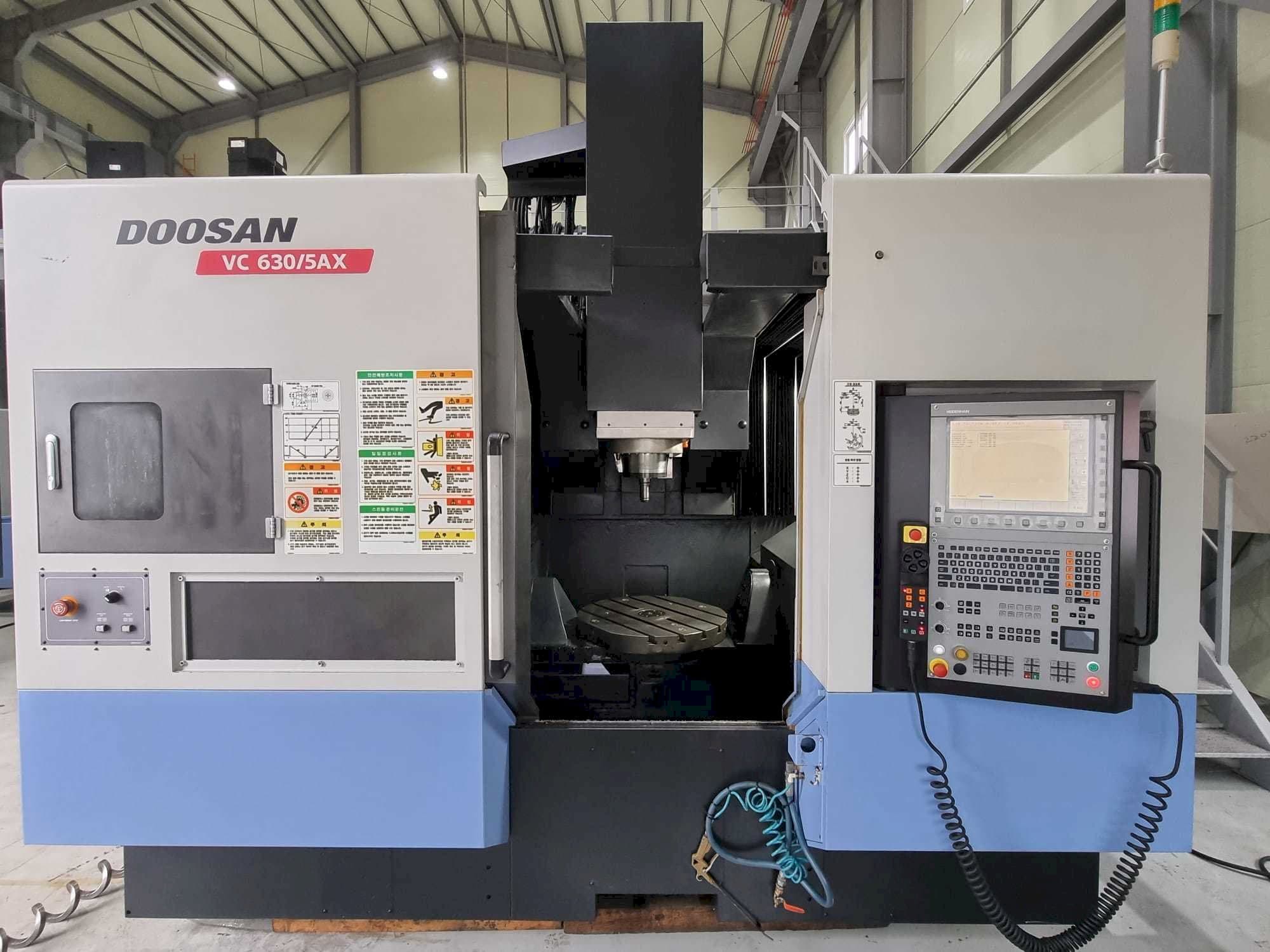 Frontansicht der Doosan VC630/5AX  Maschine