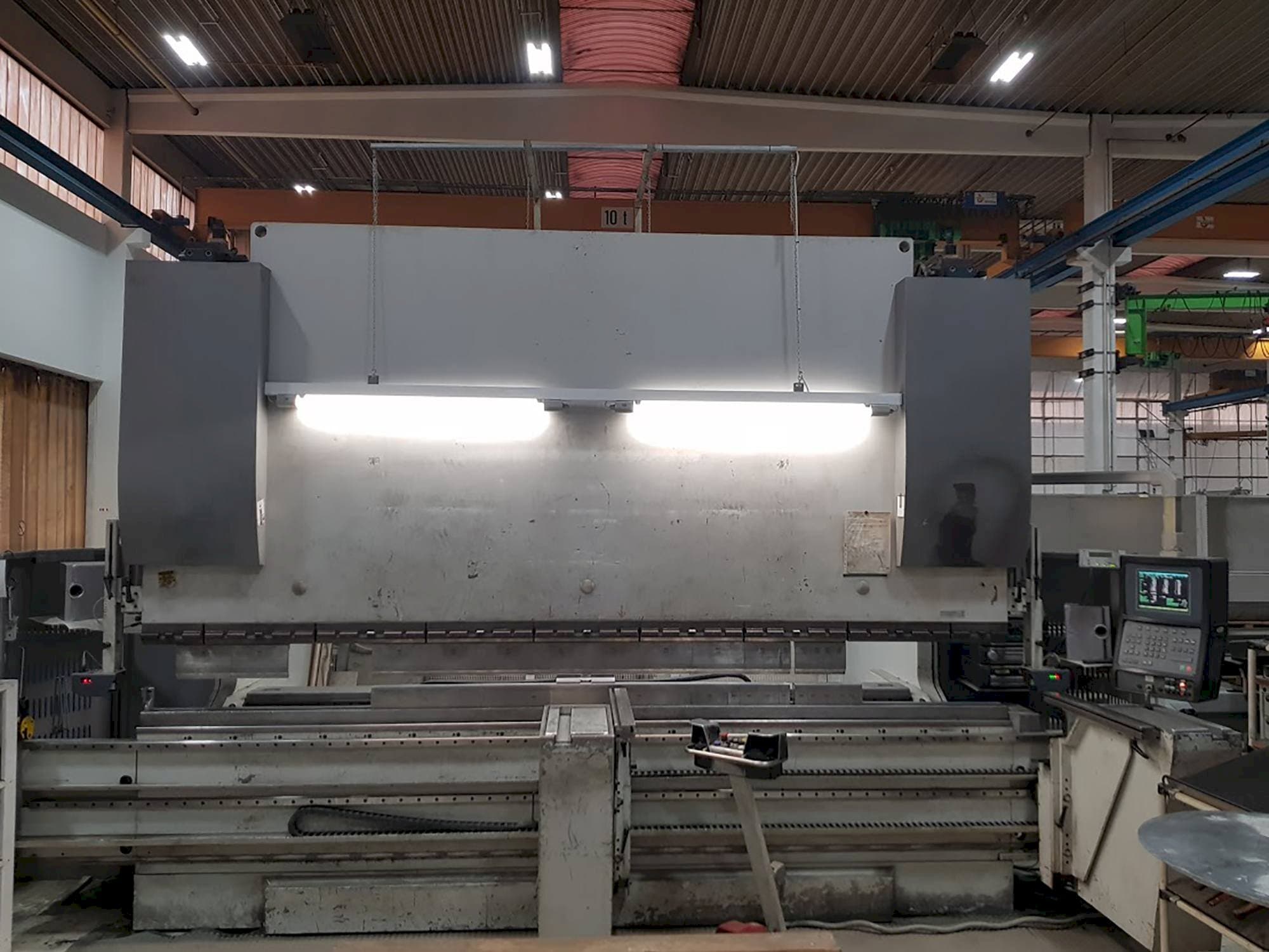Frontansicht der EHT Multipress 300-40  Maschine