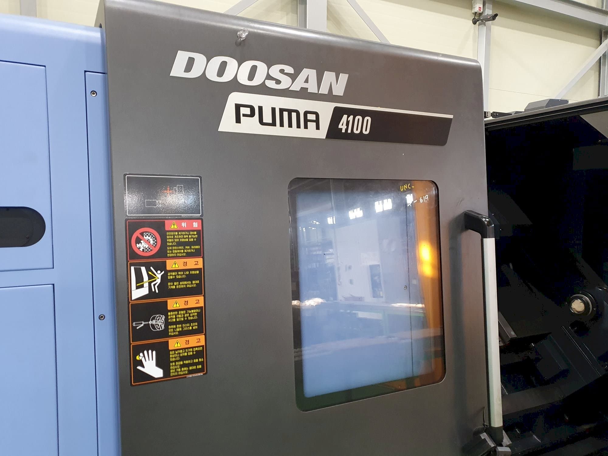 Frontansicht der Doosan PUMA 4100B  Maschine