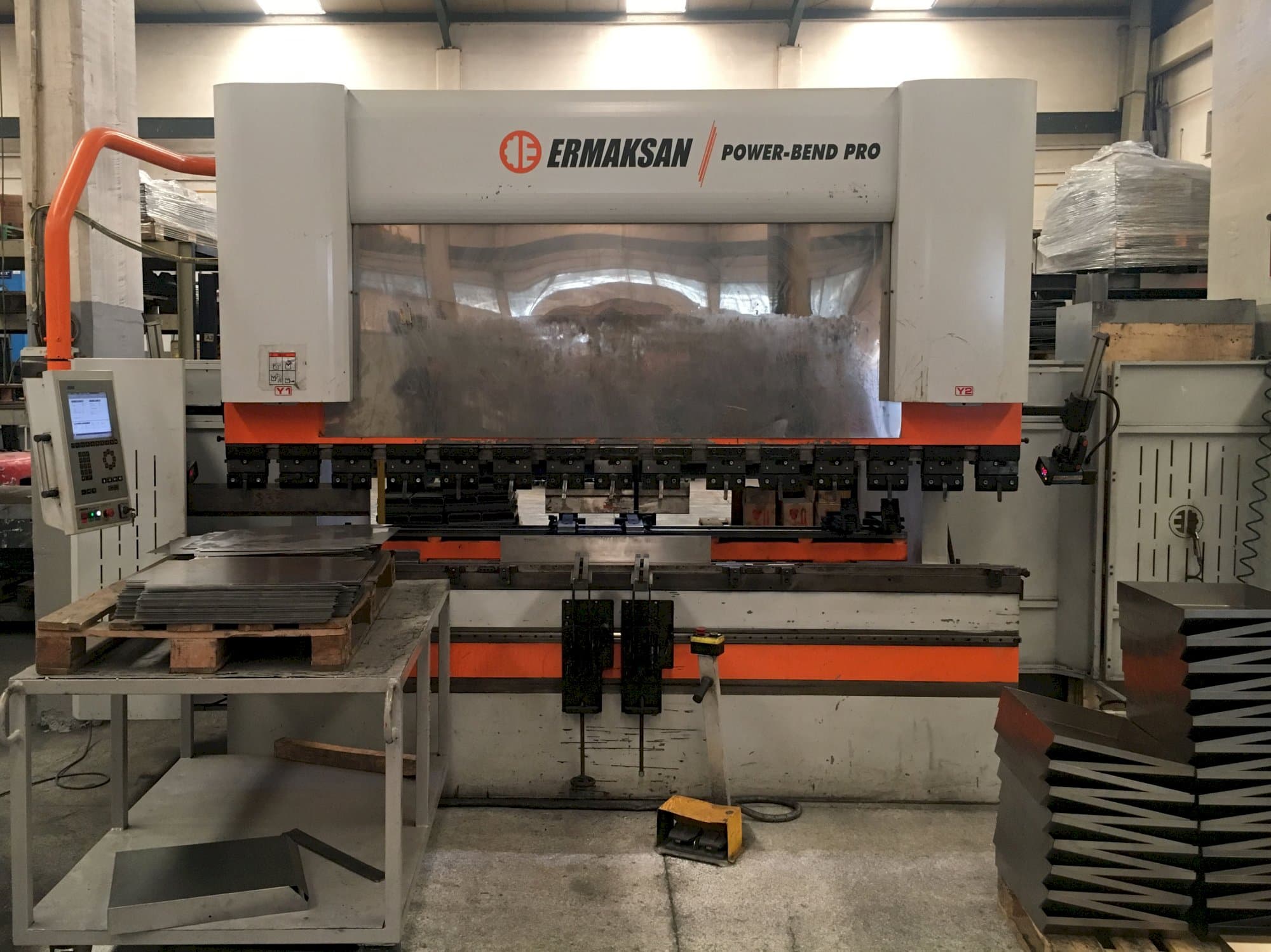 Frontansicht der ERMAKSAN POWER-BEND PRO 3100x220 Maschine