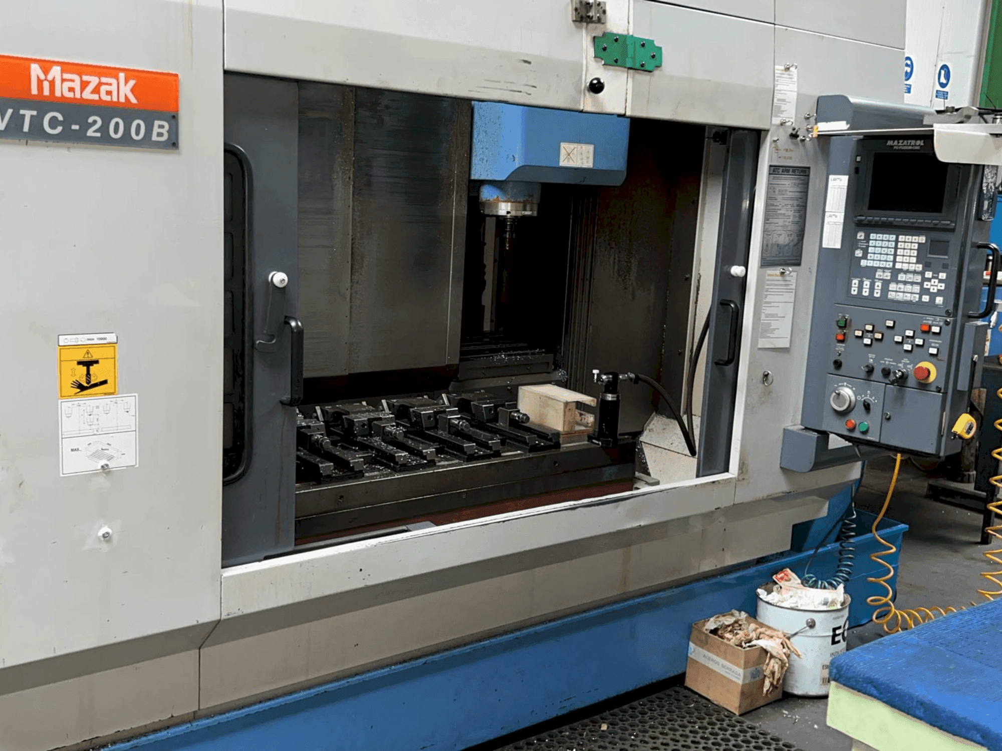 Frontansicht der Mazak VTC 200B  Maschine