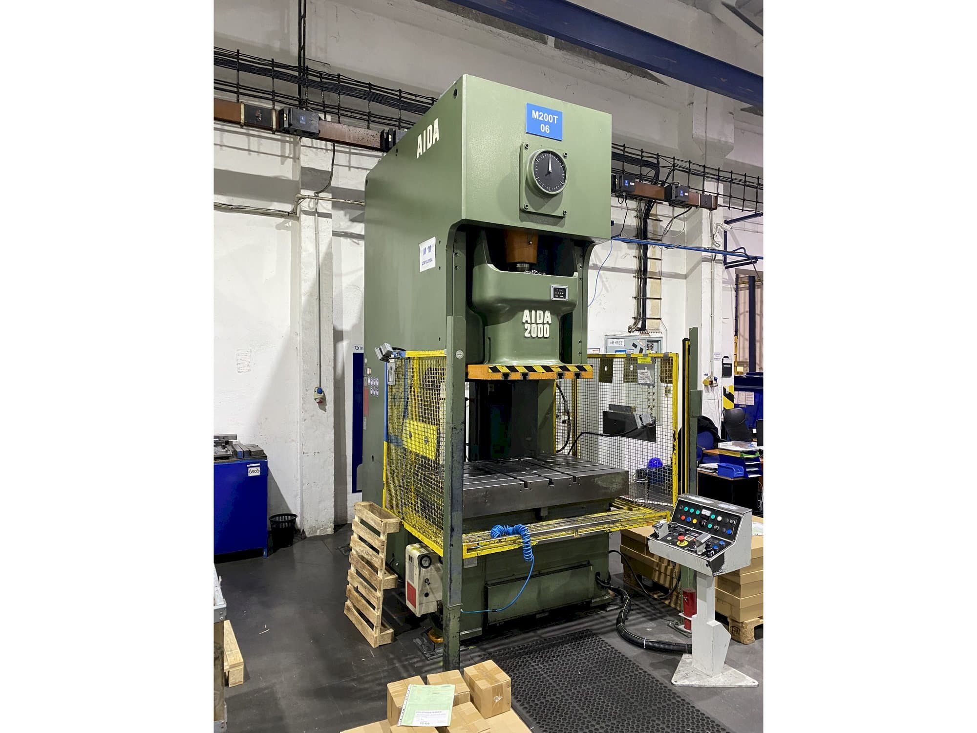 Frontansicht der AIDA NC1-2000 (2) Maschine