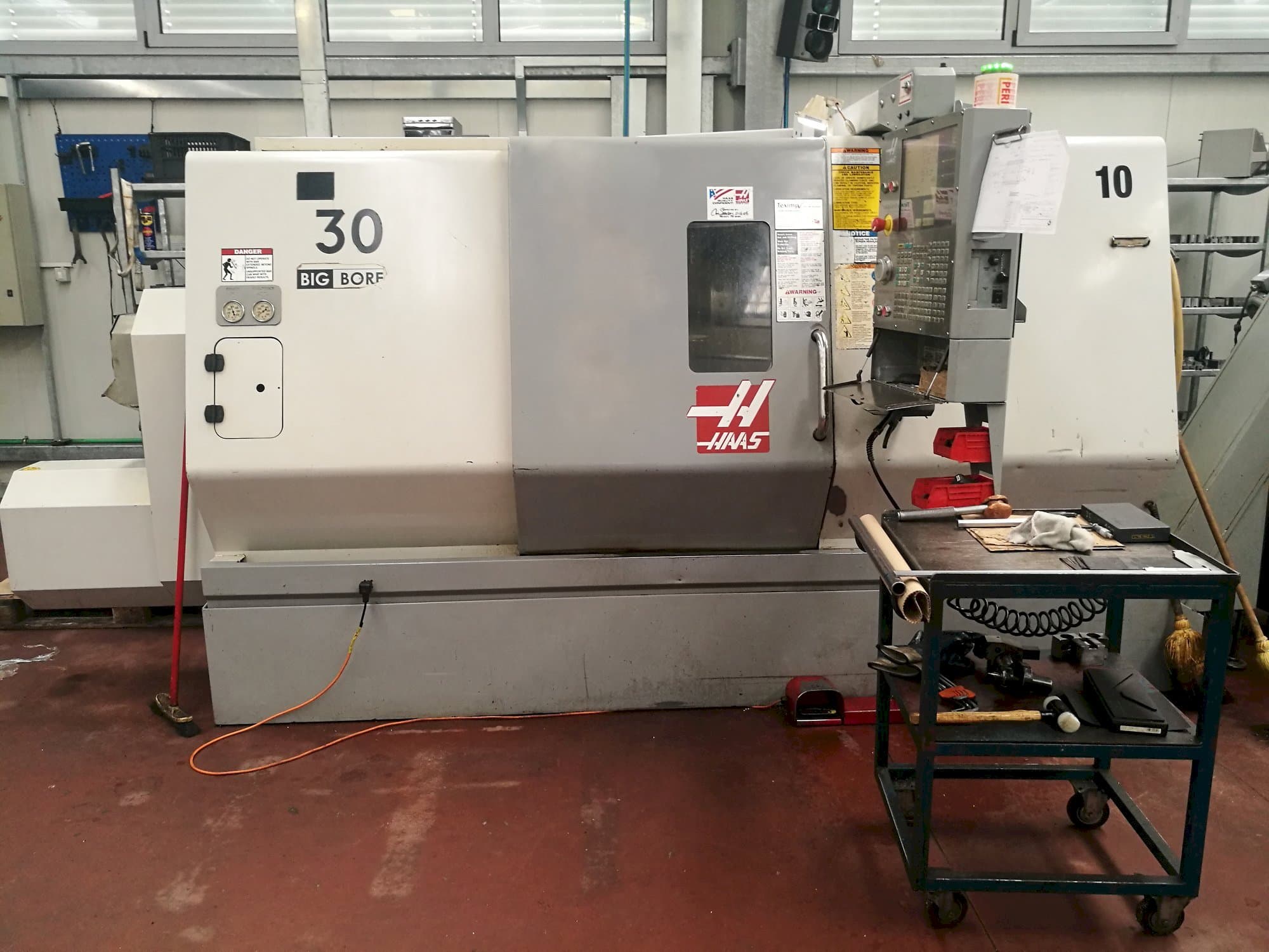 Frontansicht der HAAS SL-30THBE  Maschine