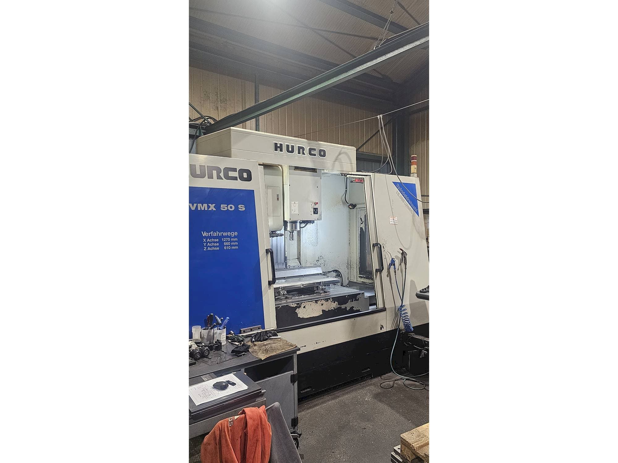 Linke Seitenansicht der Hurco VMX 50 S  Maschine