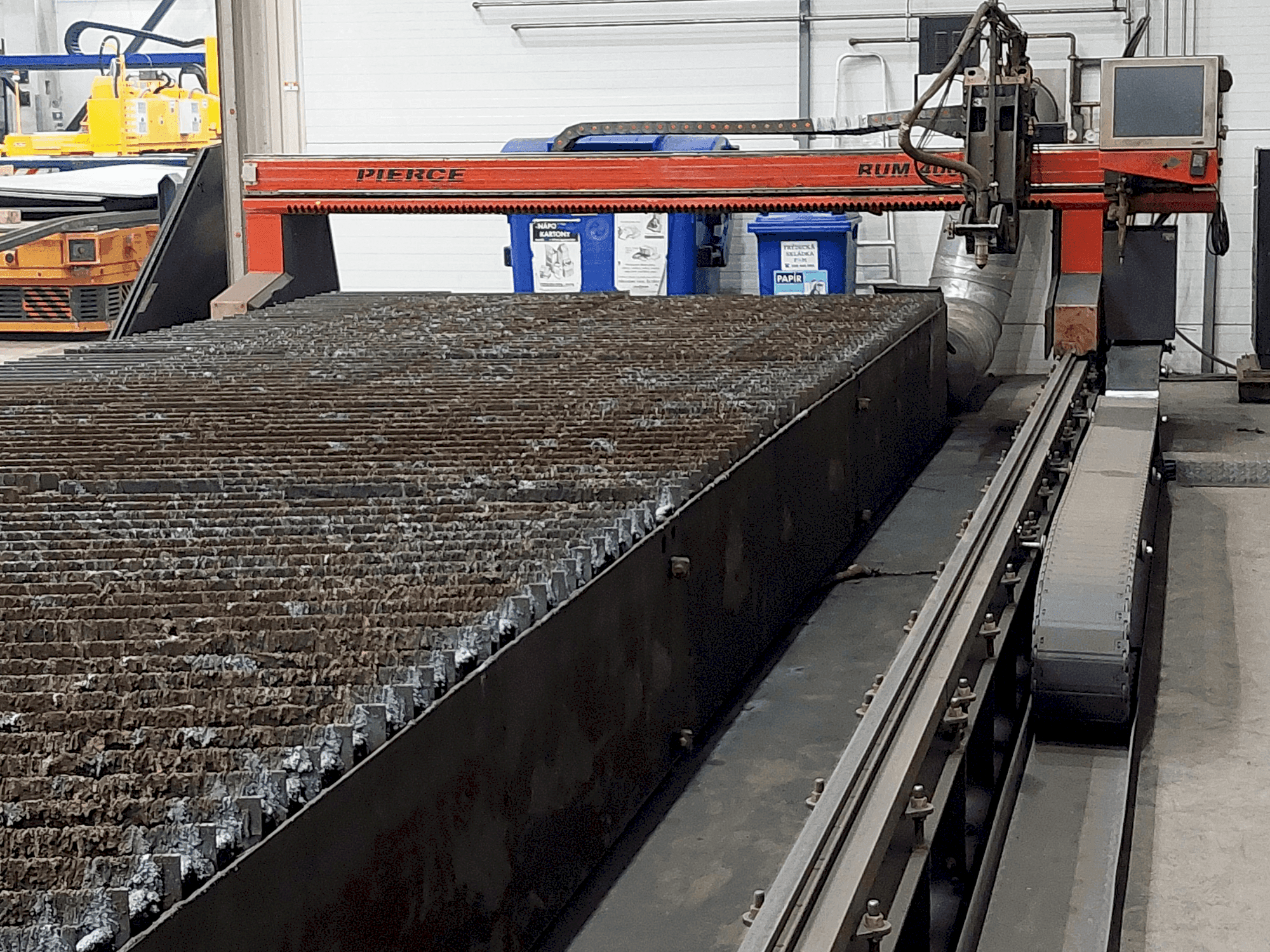 Frontansicht der PIERCE RUM 4000 GP  Maschine