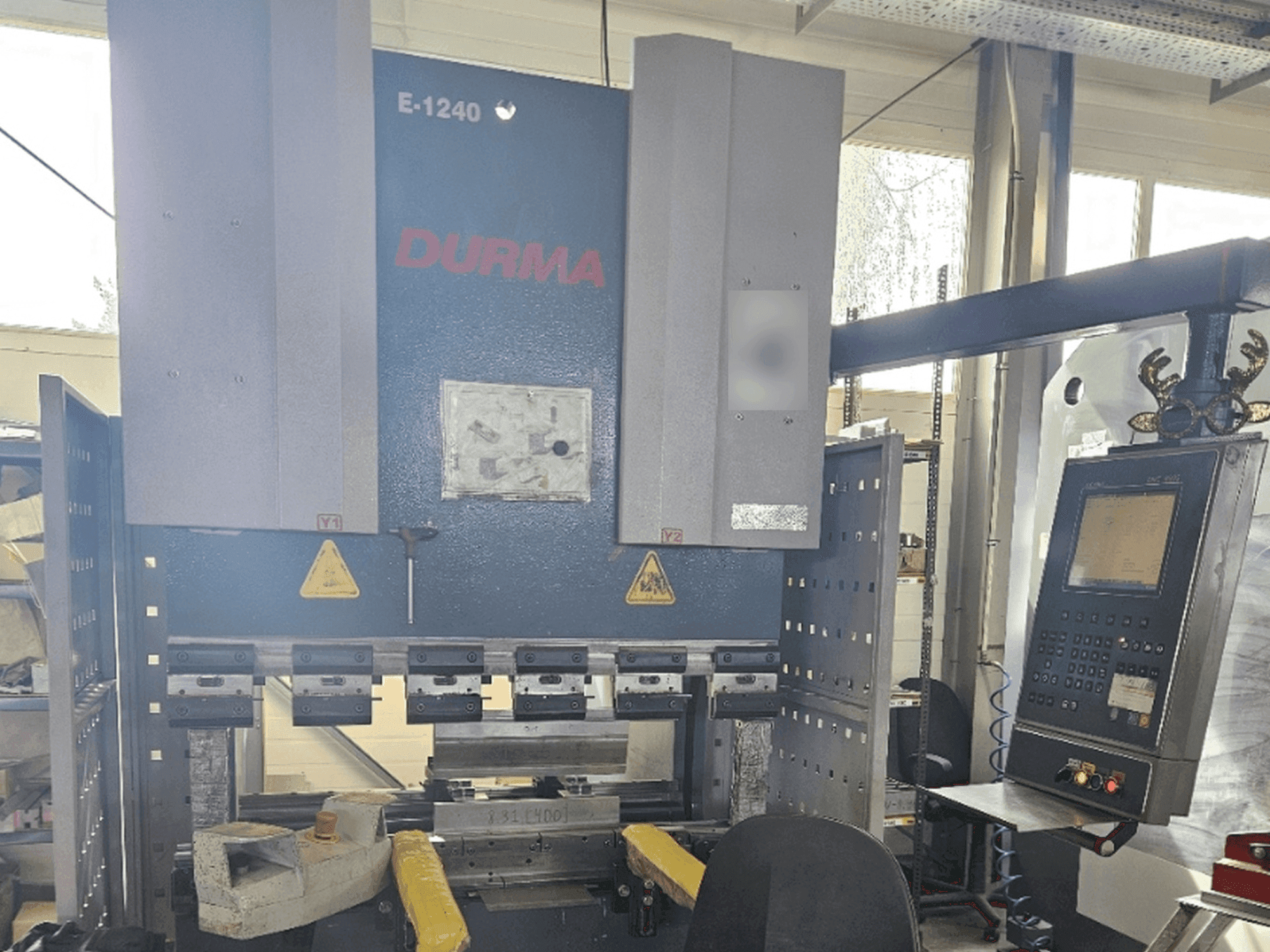 Frontansicht der Durma E 1240  Maschine