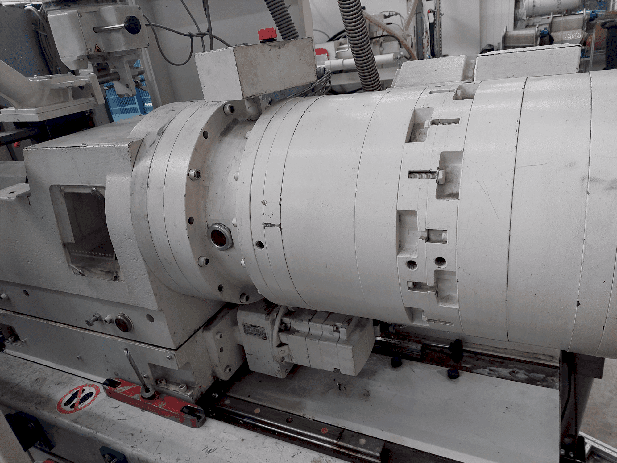 Frontansicht der Krauss Maffei 80-180 EX  Maschine