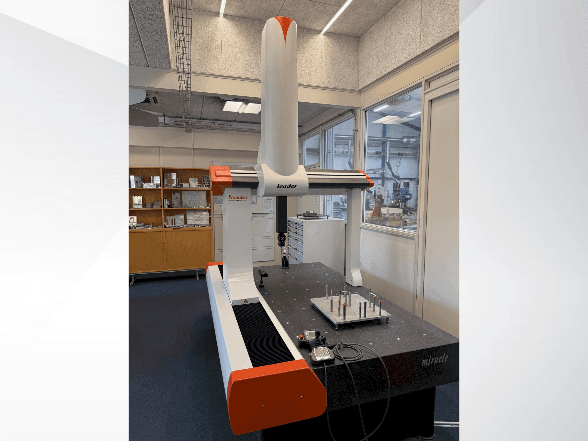 Frontansicht der LEADER Miracle NC8157  Maschine