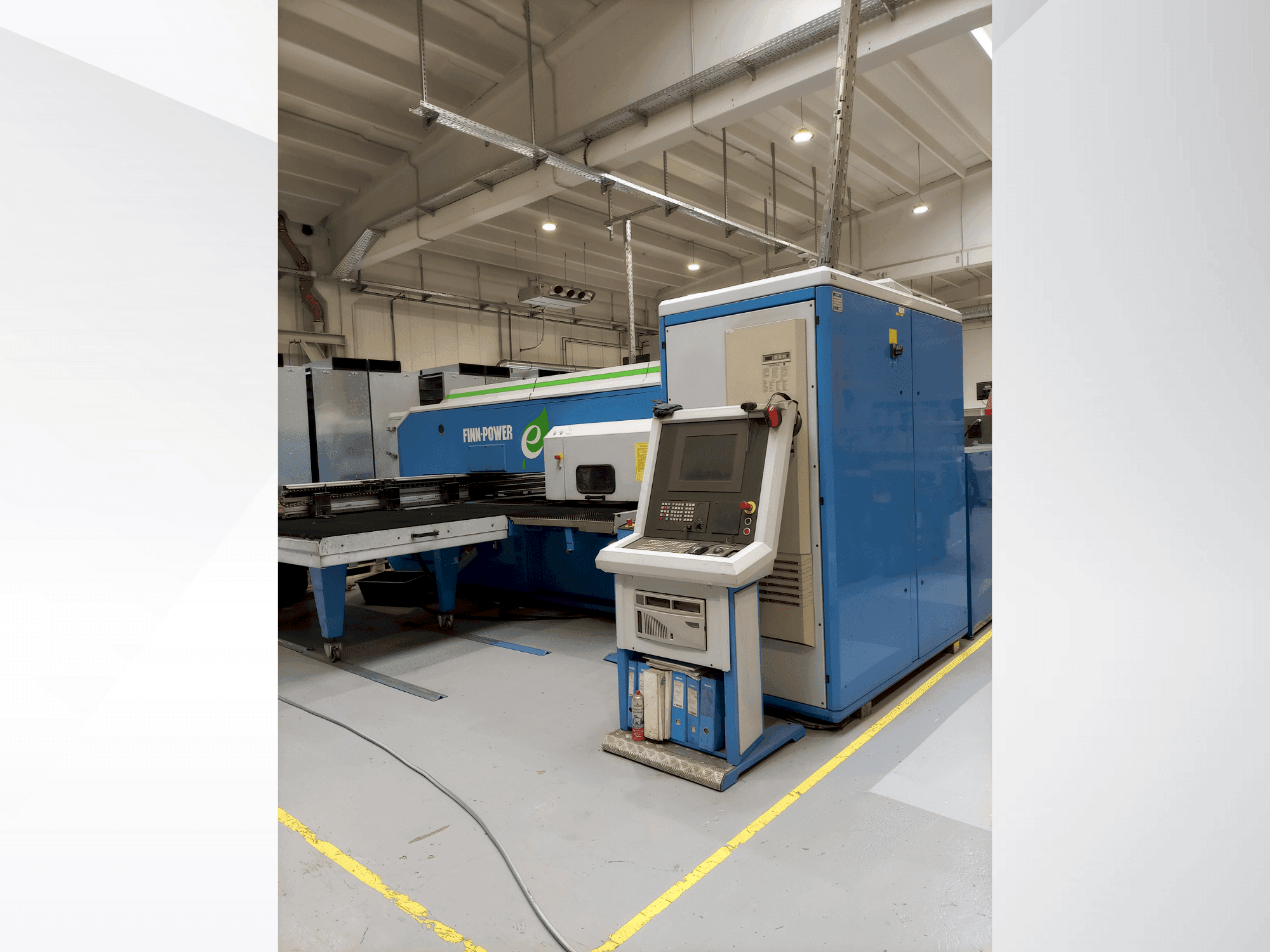 Frontansicht der Finn-Power E5 U  Maschine