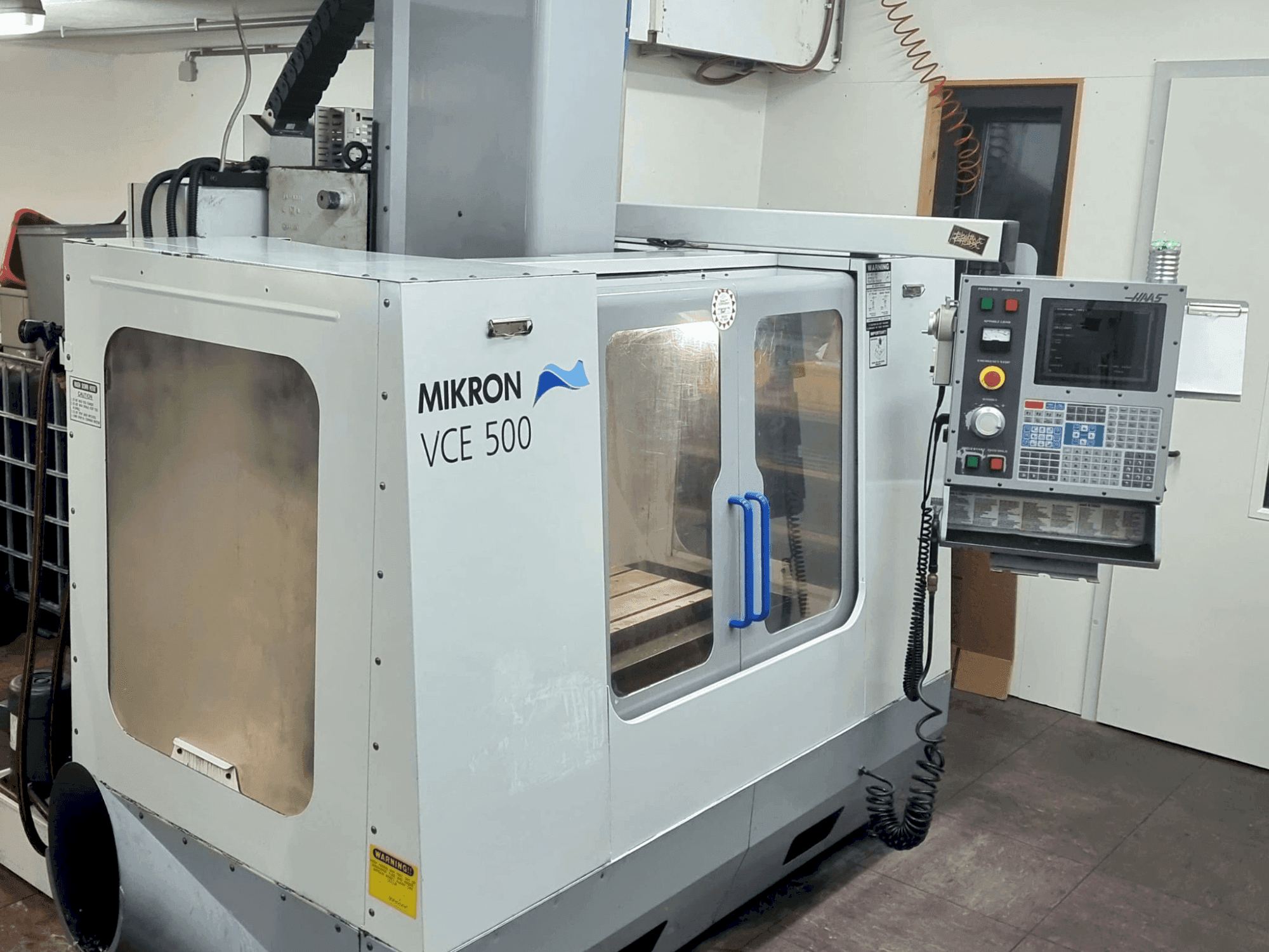 Frontansicht der HAAS VCE 550  Maschine
