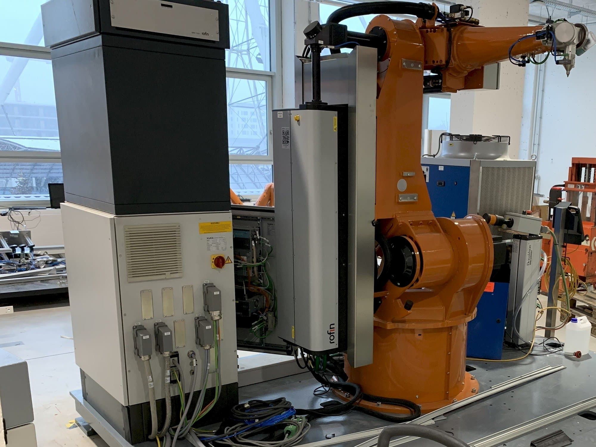 Frontansicht der Reis Robotics Laserroboter RV6L  Maschine