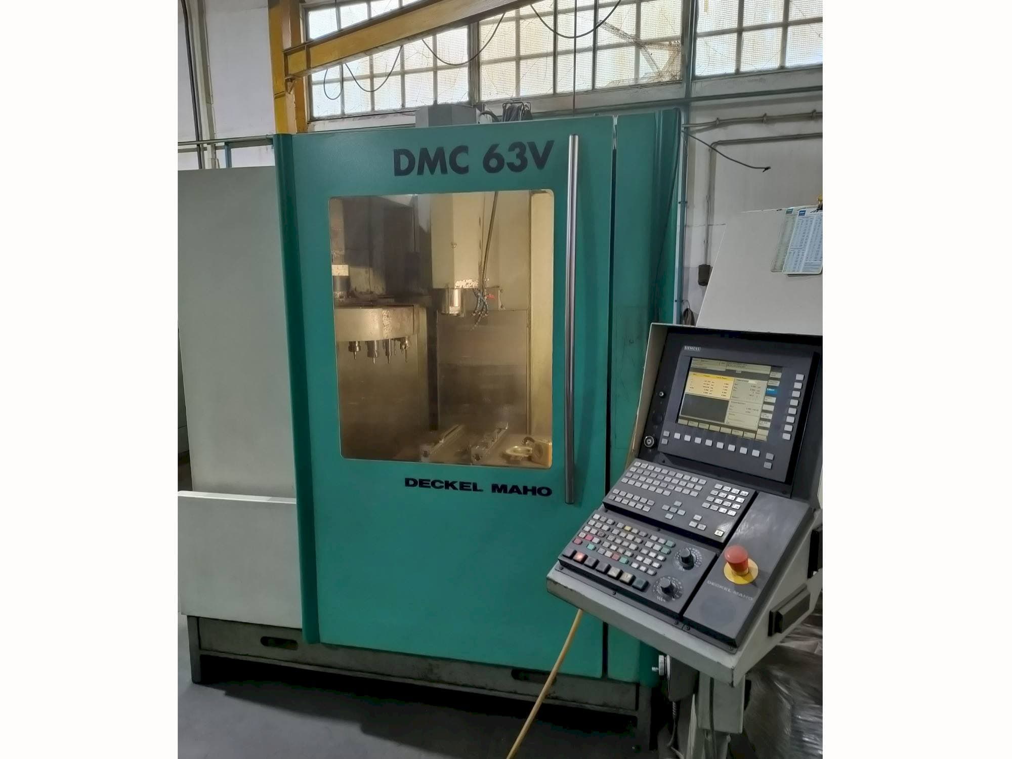 Frontansicht der DECKEL MAHO DMC 63V  Maschine