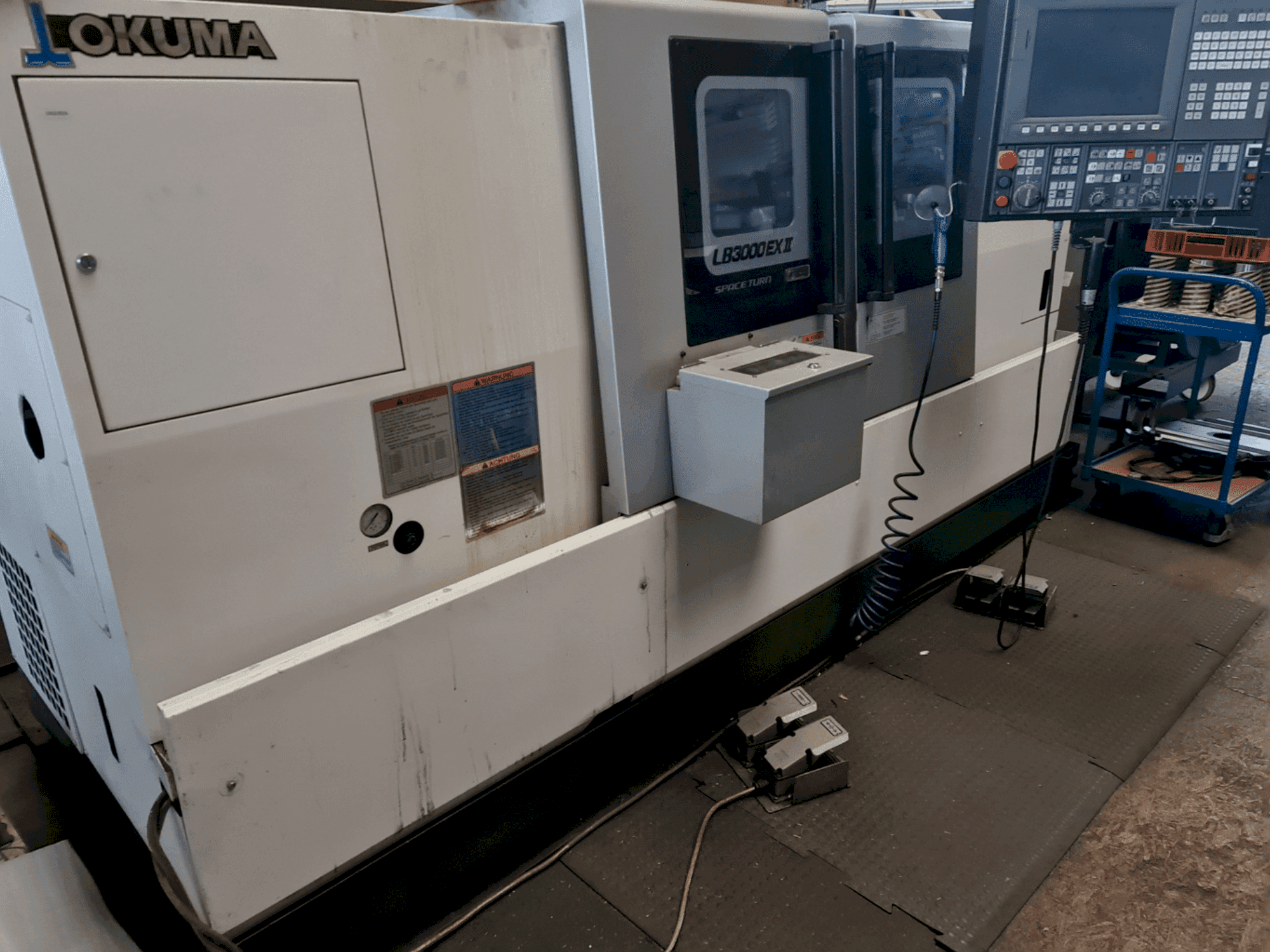Frontansicht der Okuma LB3000 EX II  Maschine