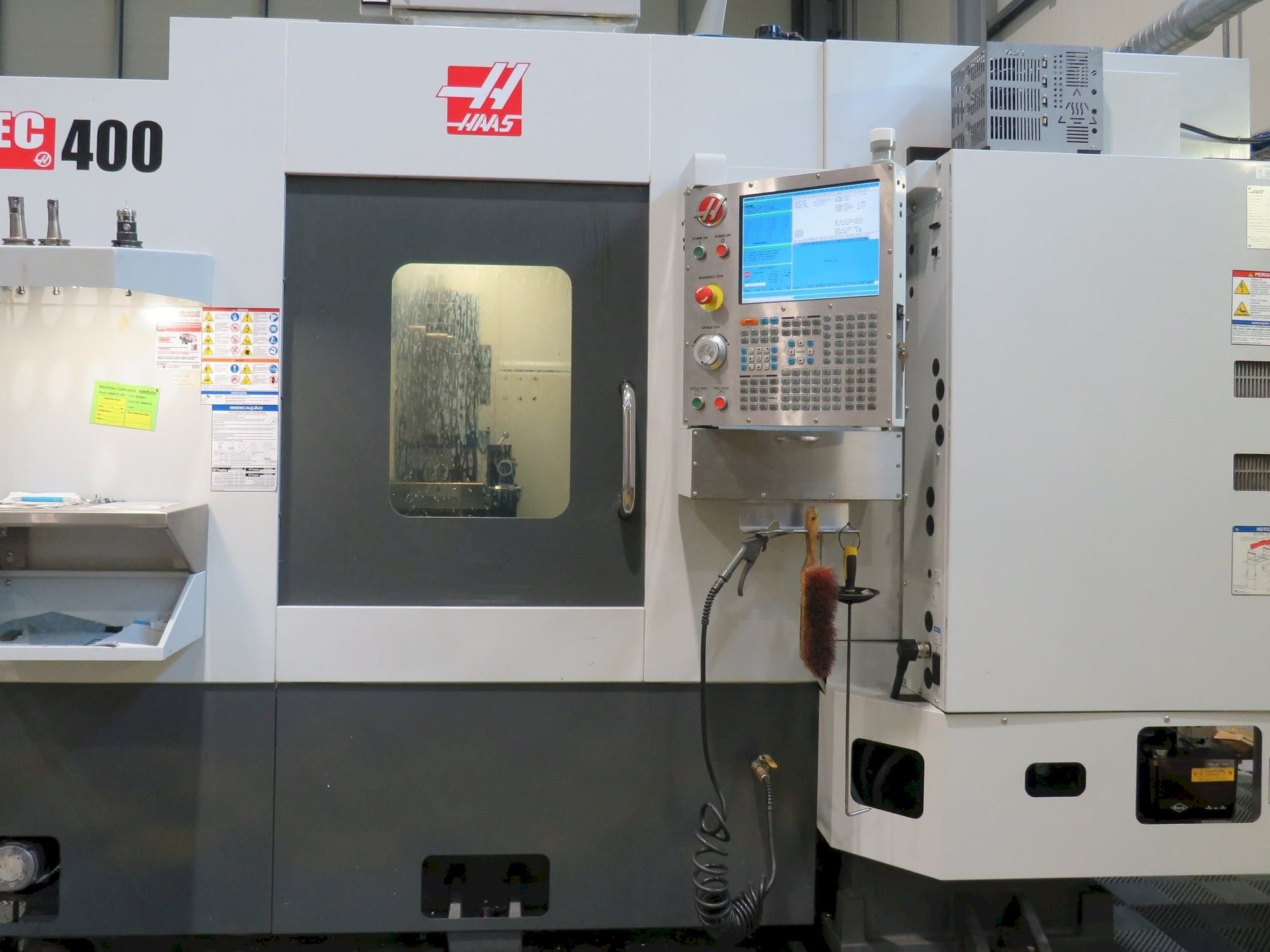 Frontansicht der HAAS EC-400  Maschine