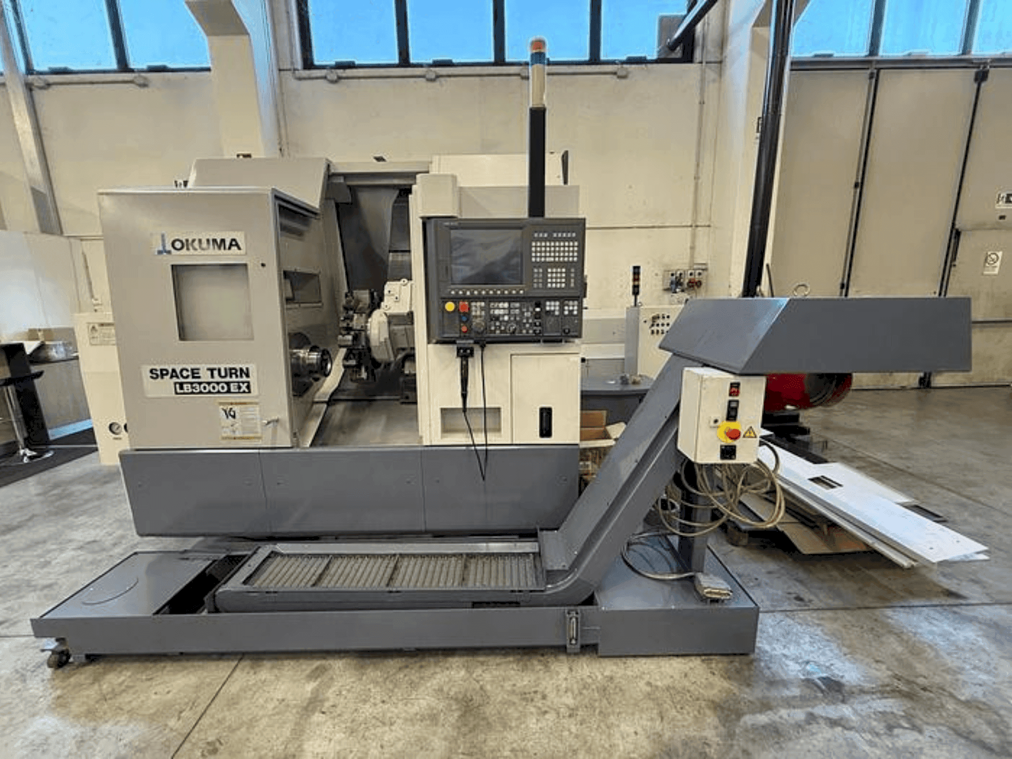 Frontansicht der Okuma LB 3000 EX MYT  Maschine
